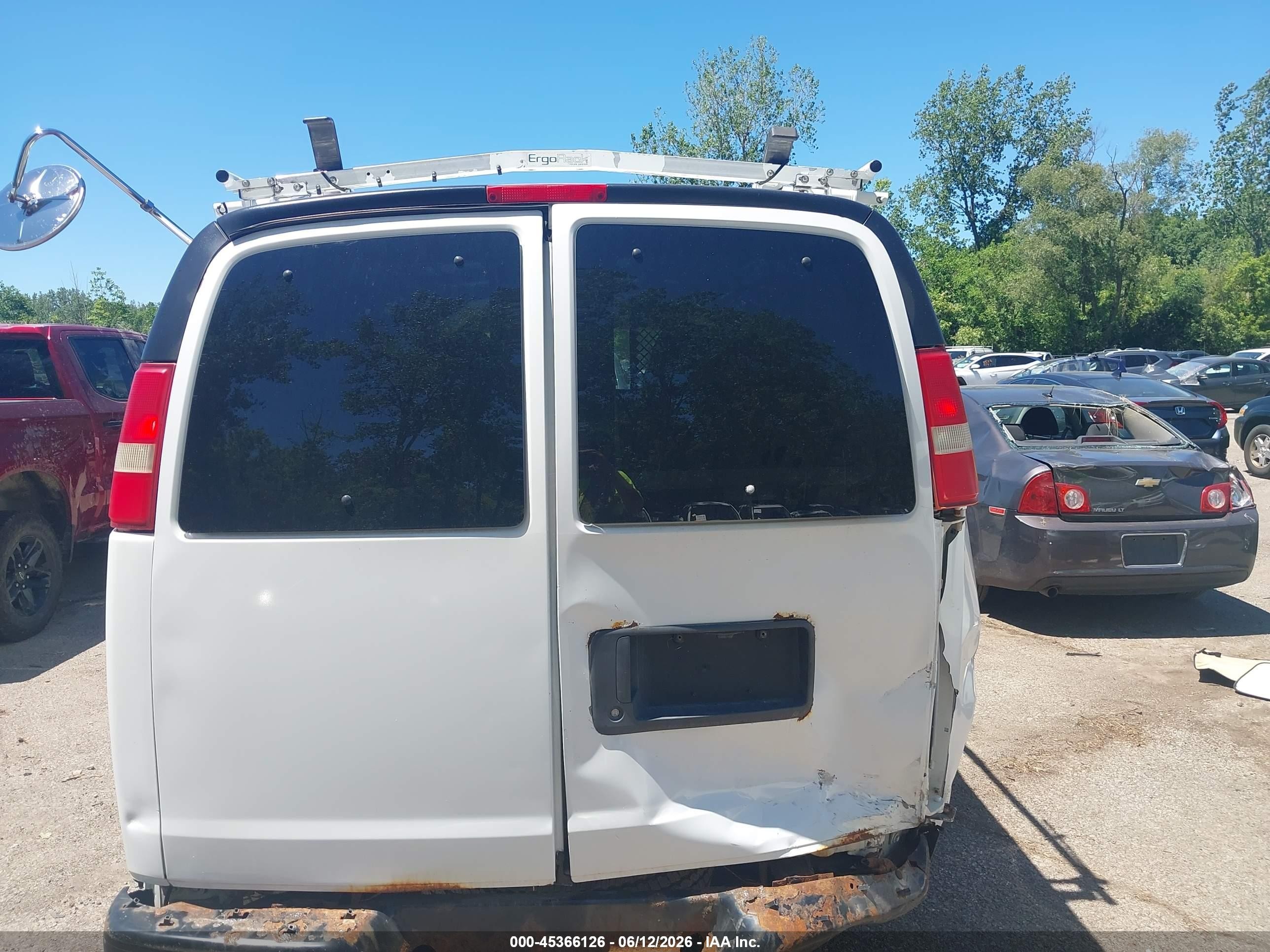 2010 Chevrolet Express 1500 Work Van White vin: 1GCUGADX8A1163842