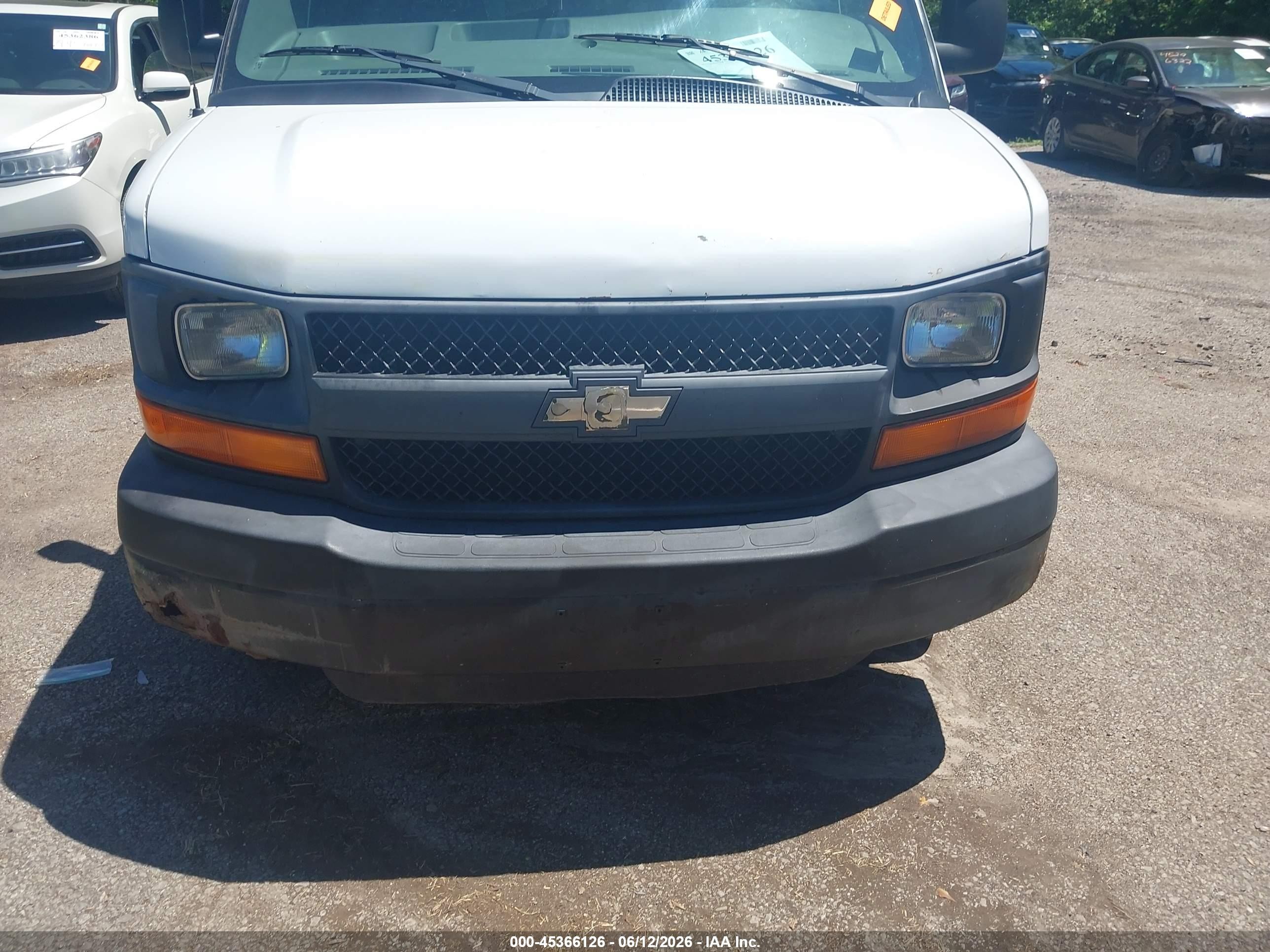2010 Chevrolet Express 1500 Work Van White vin: 1GCUGADX8A1163842