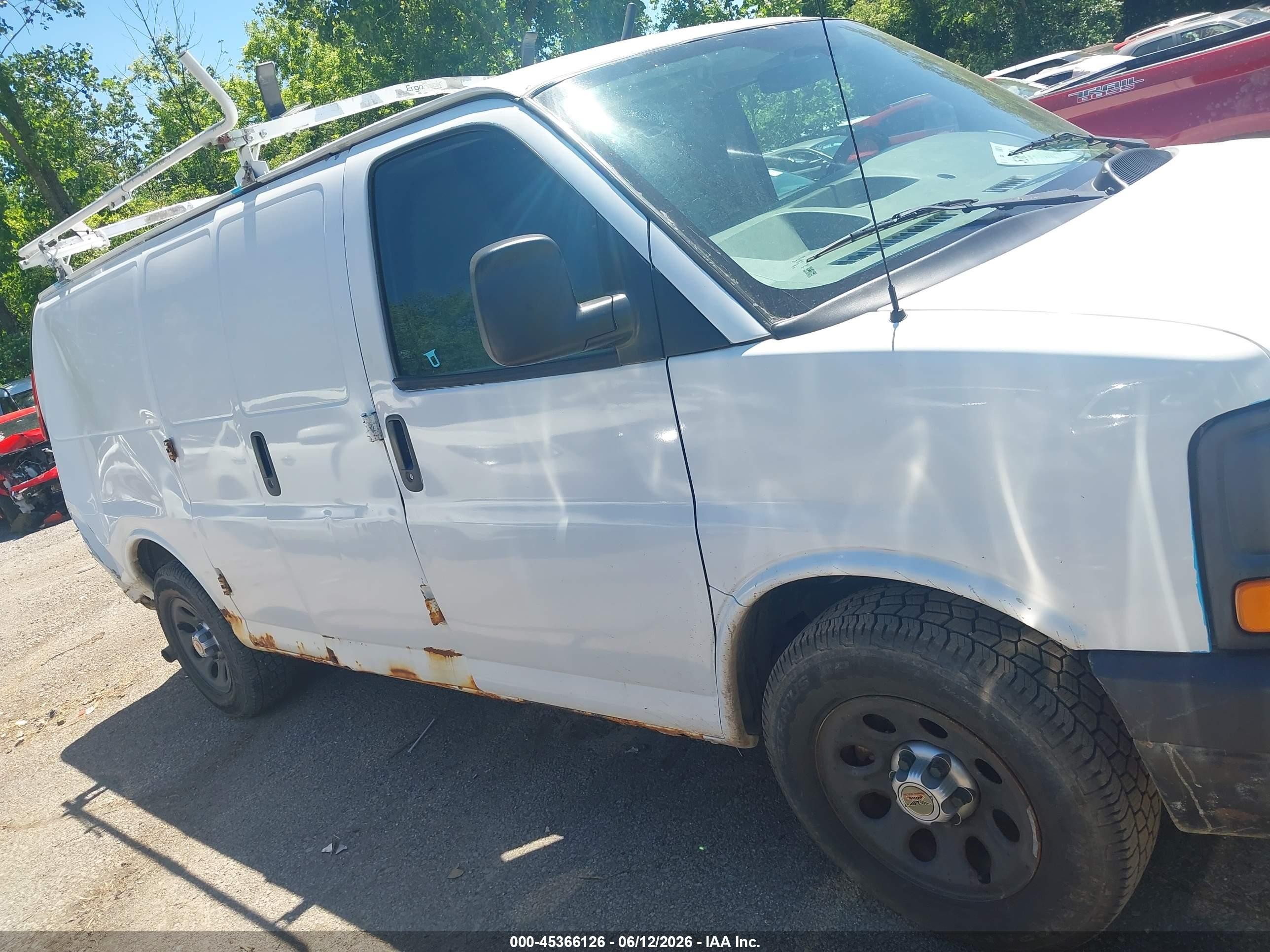 2010 Chevrolet Express 1500 Work Van White vin: 1GCUGADX8A1163842
