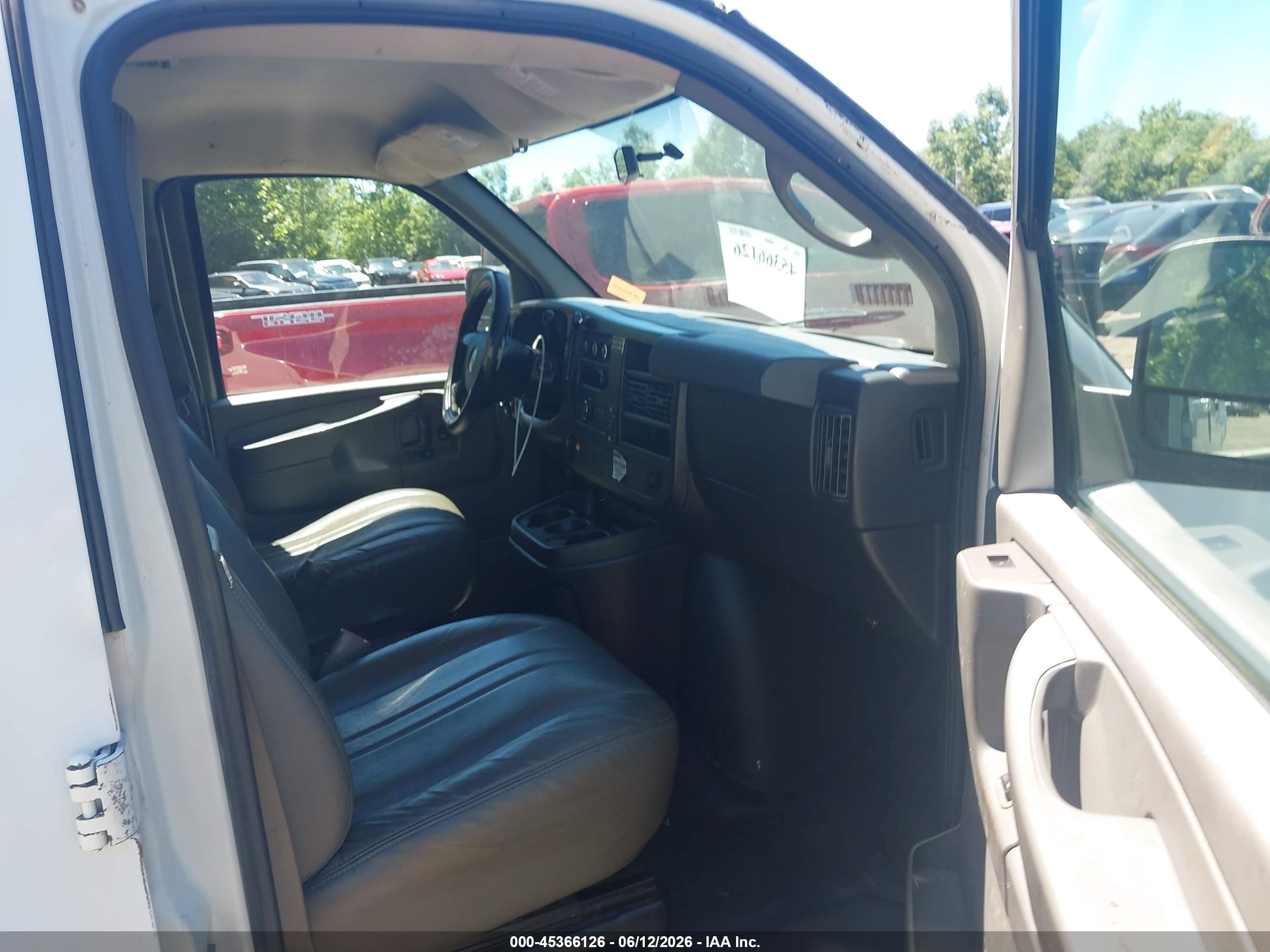 2010 Chevrolet Express 1500 Work Van White vin: 1GCUGADX8A1163842