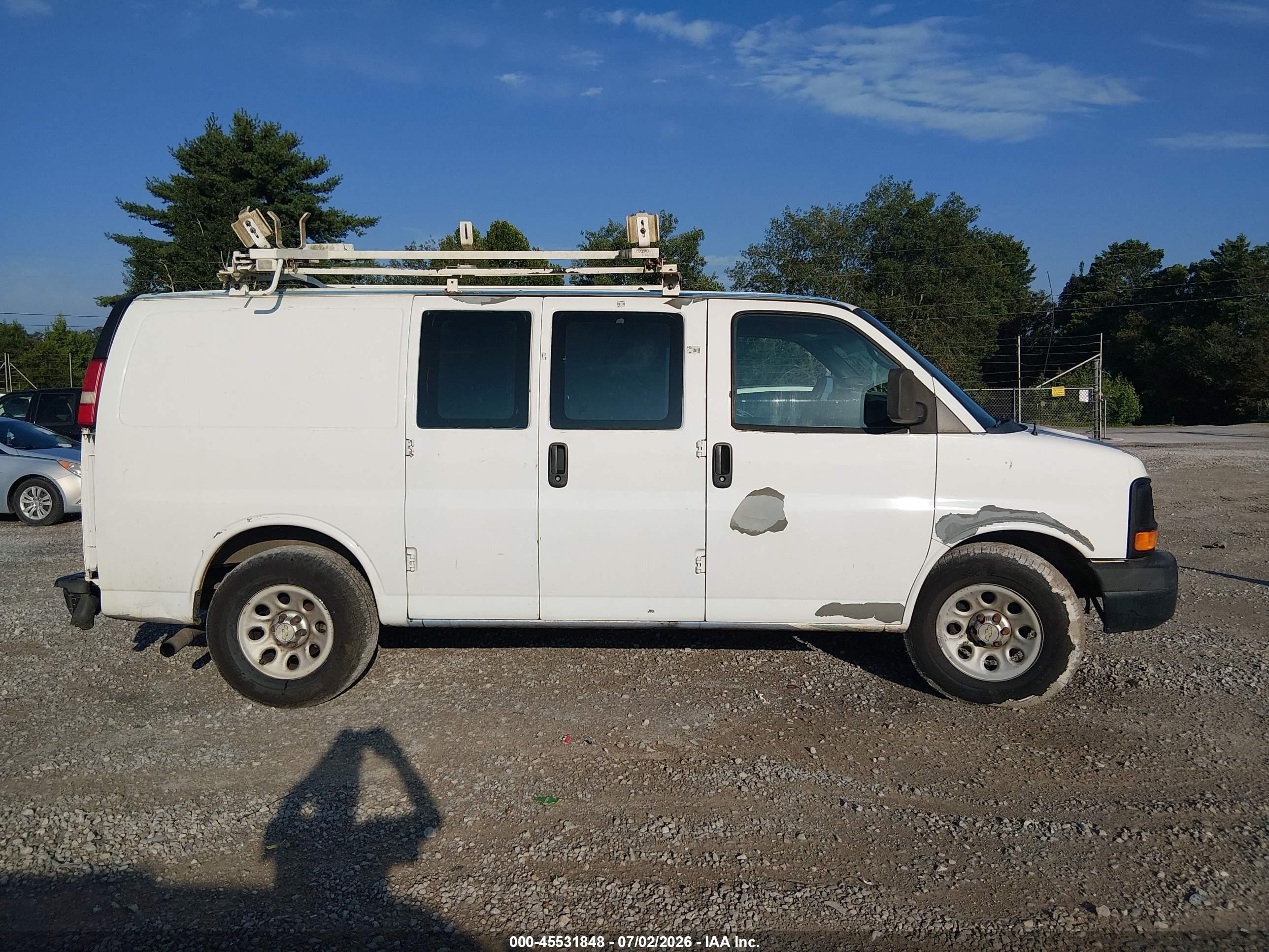2010 Chevrolet Express 1500 Work Van White vin: 1GCUGADX9A1171643