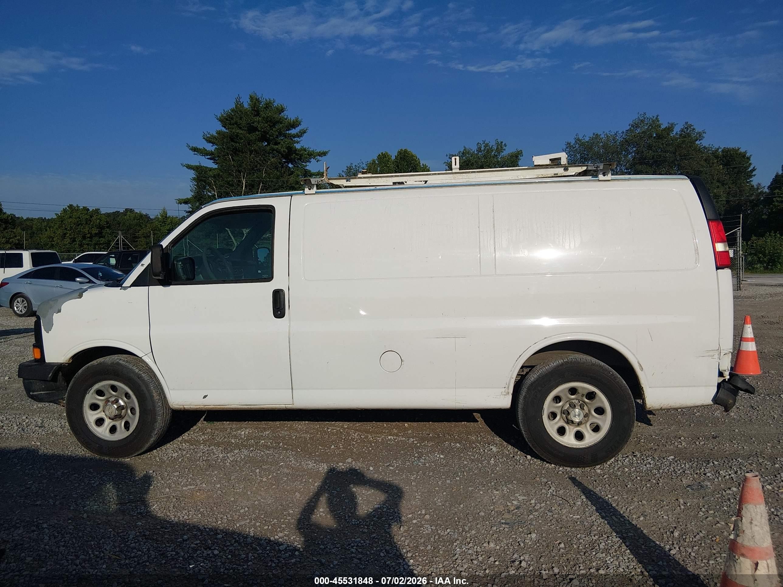 2010 Chevrolet Express 1500 Work Van White vin: 1GCUGADX9A1171643