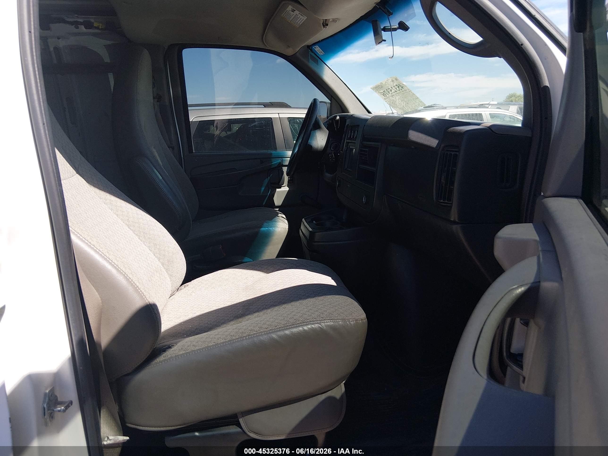 2010 Chevrolet Express 1500 Work Van White vin: 1GCUHAD43A1124675