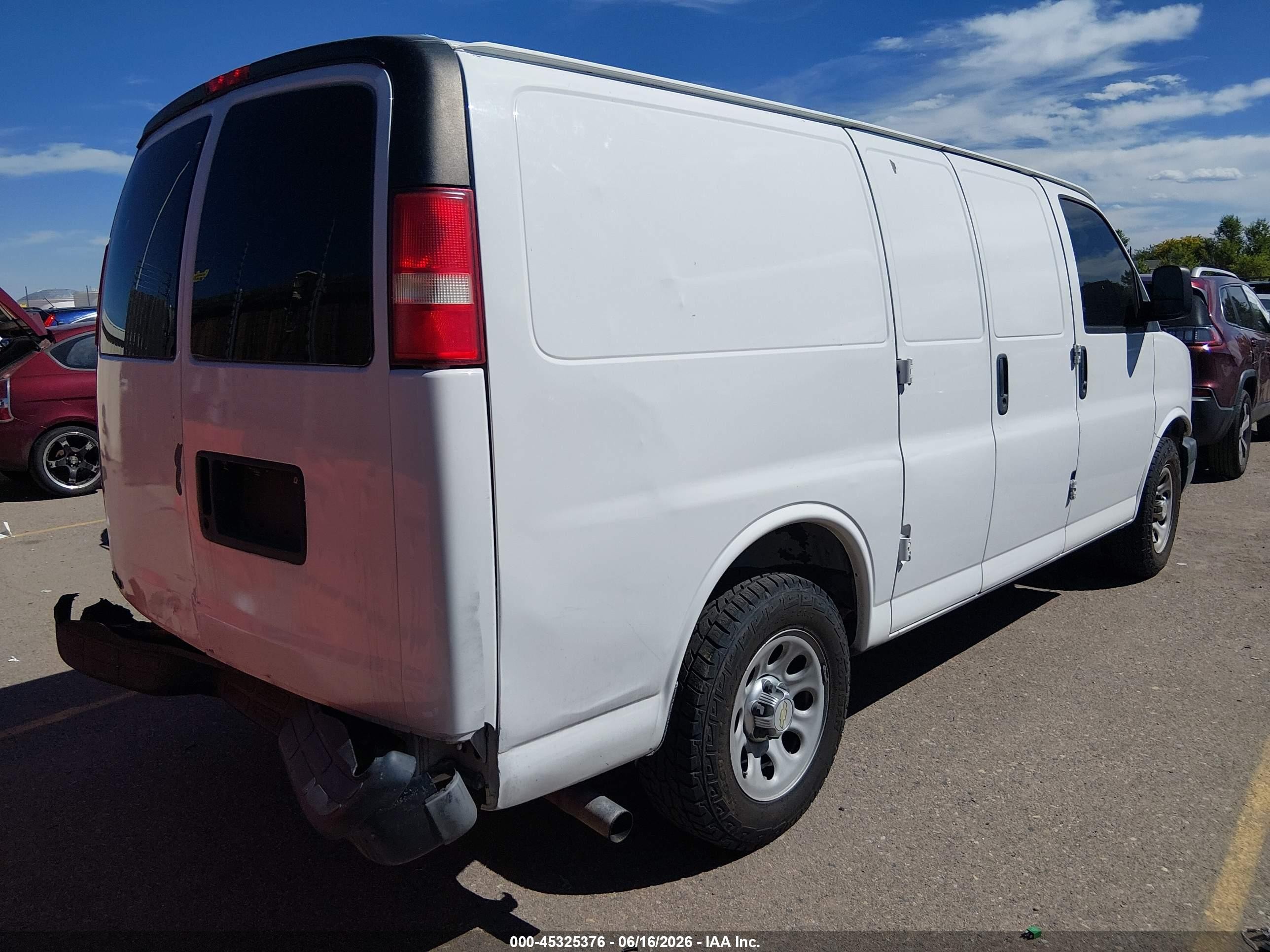 2010 Chevrolet Express 1500 Work Van White vin: 1GCUHAD43A1124675
