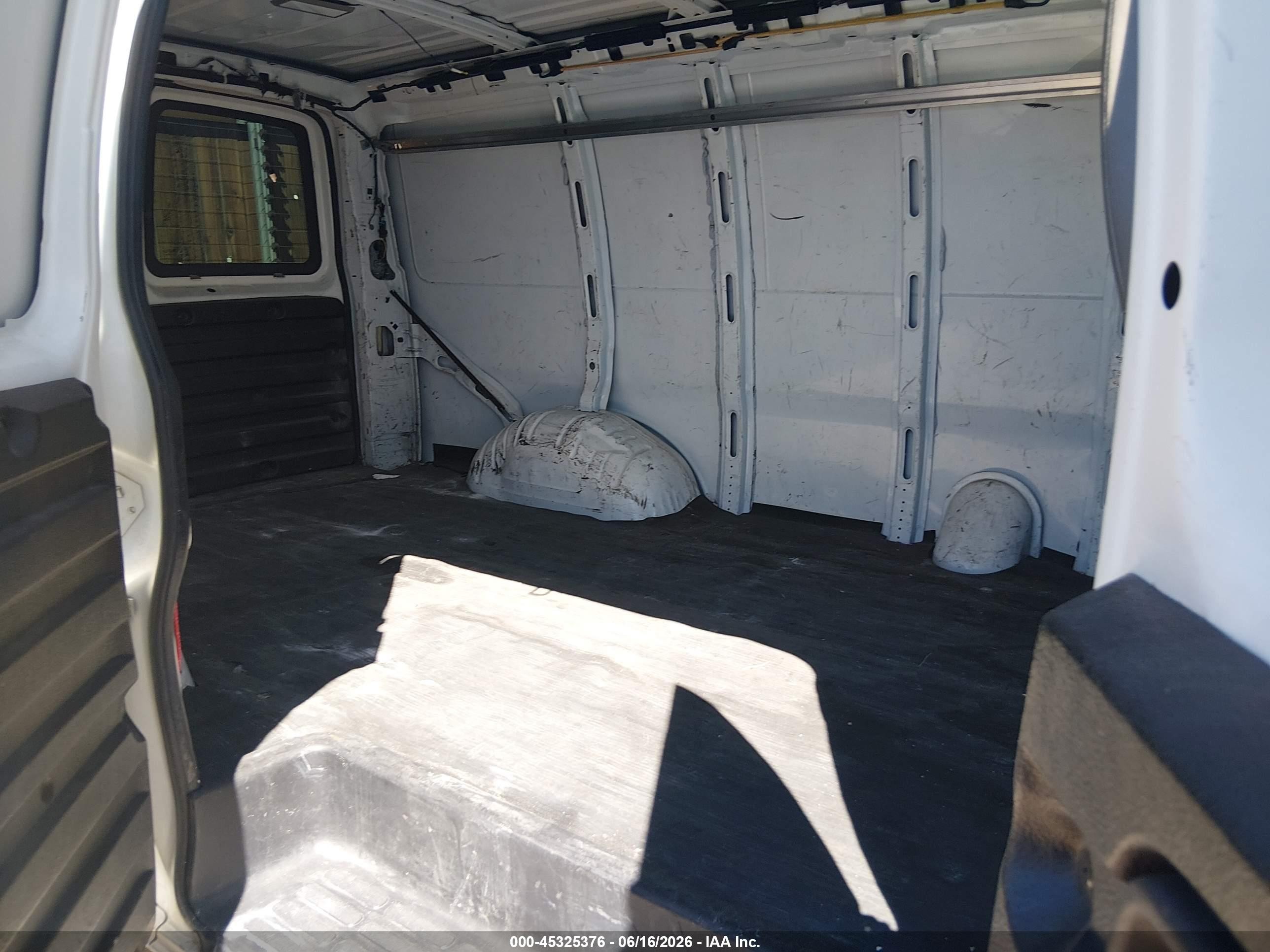 2010 Chevrolet Express 1500 Work Van White vin: 1GCUHAD43A1124675