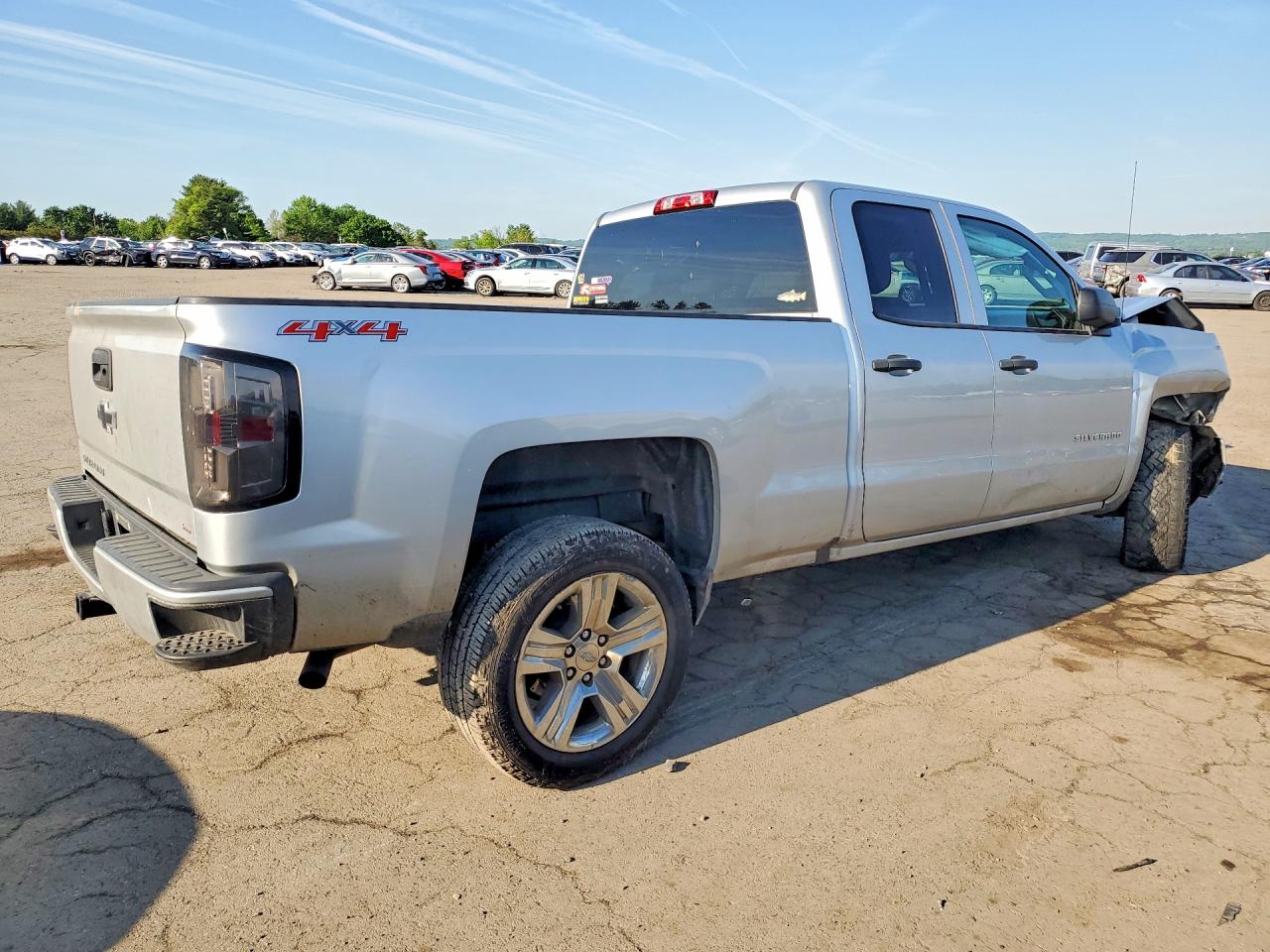 2017 Chevrolet Silverado K1500 Custom Серебряный vin: 1GCVKPECXHZ201360