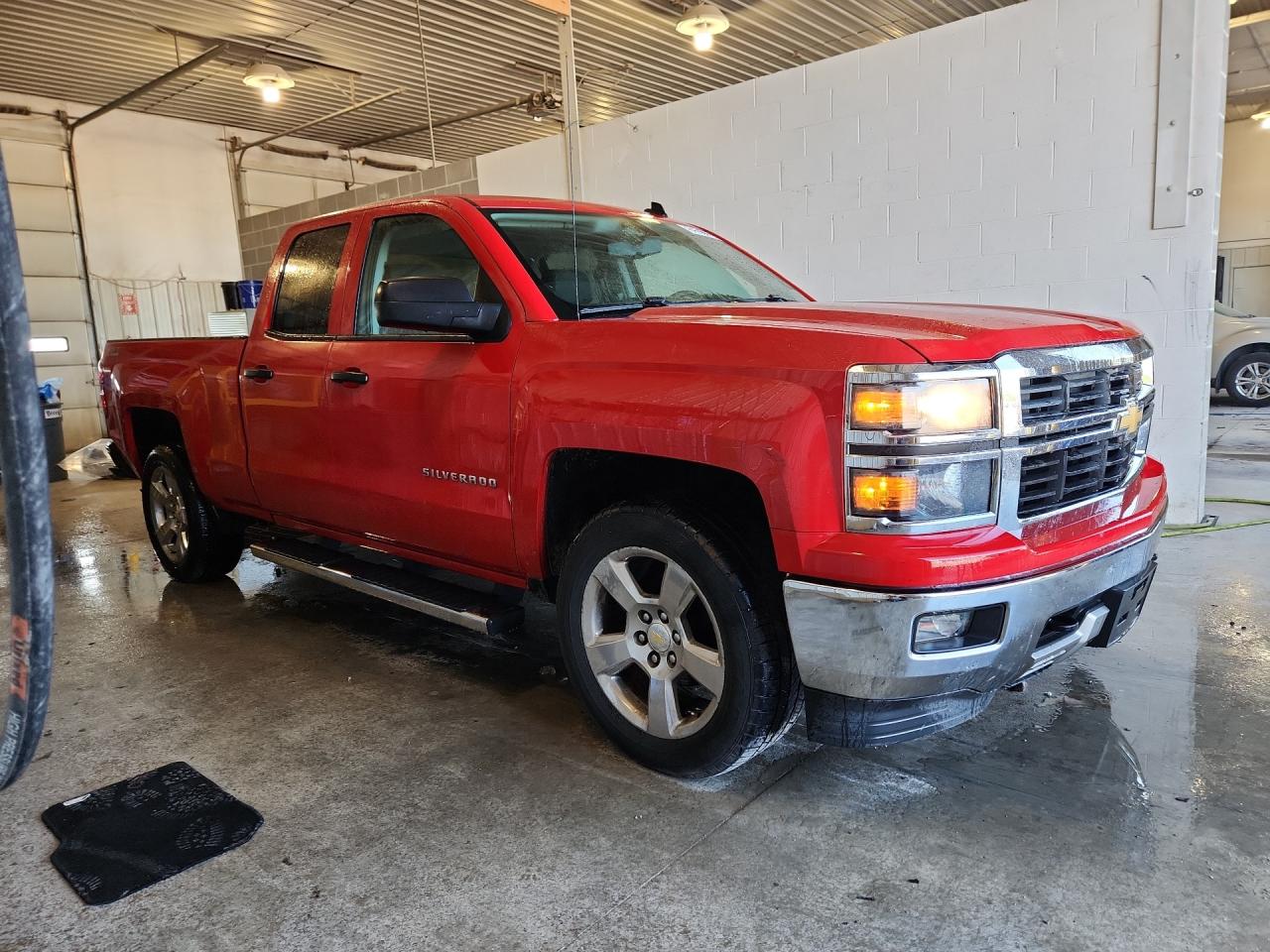 2014 Chevrolet Silverado K1500 Lt Red vin: 1GCVKREC0EZ103011 Damage: Right Front Fender, Dent(S) W/ Paint Dmg, 3 To 4 Inches
