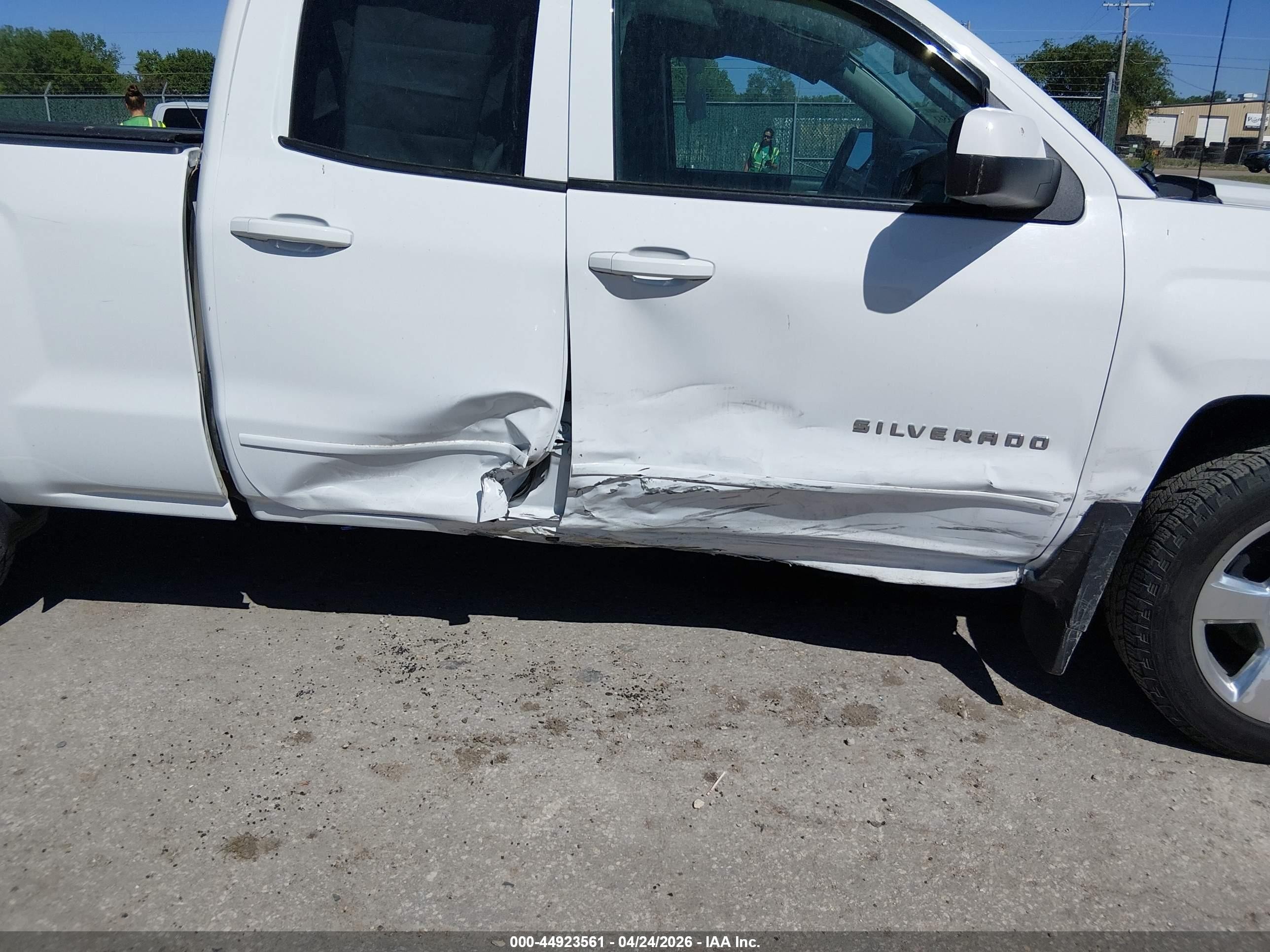 2015 Chevrolet Silverado 1500 1lt White vin: 1GCVKREC7FZ328575