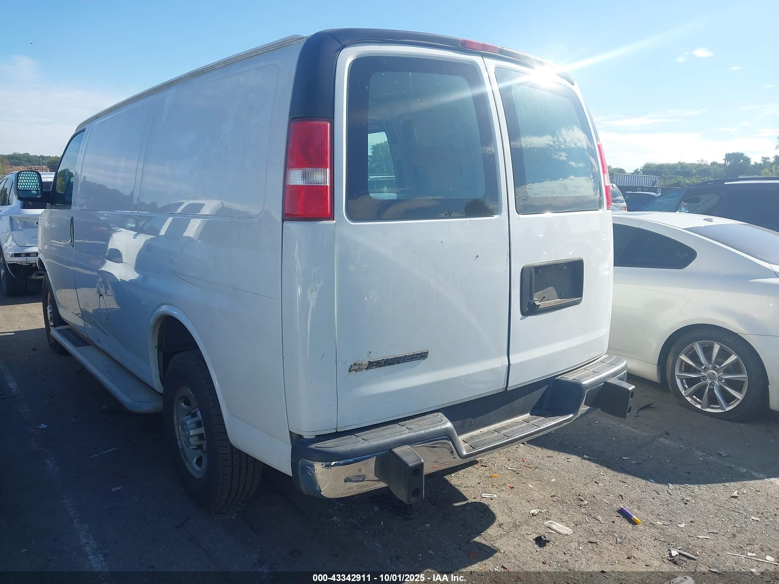 2018 Chevrolet Express 2500 Work Van Белый vin: 1GCWGAFG0J1904247