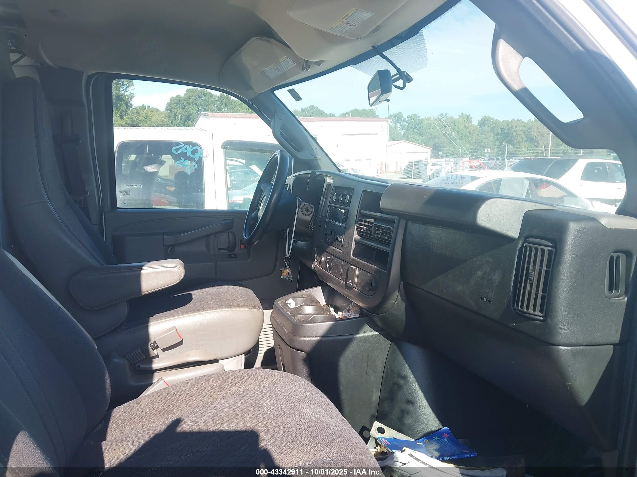 2018 Chevrolet Express 2500 Work Van Белый vin: 1GCWGAFG0J1904247