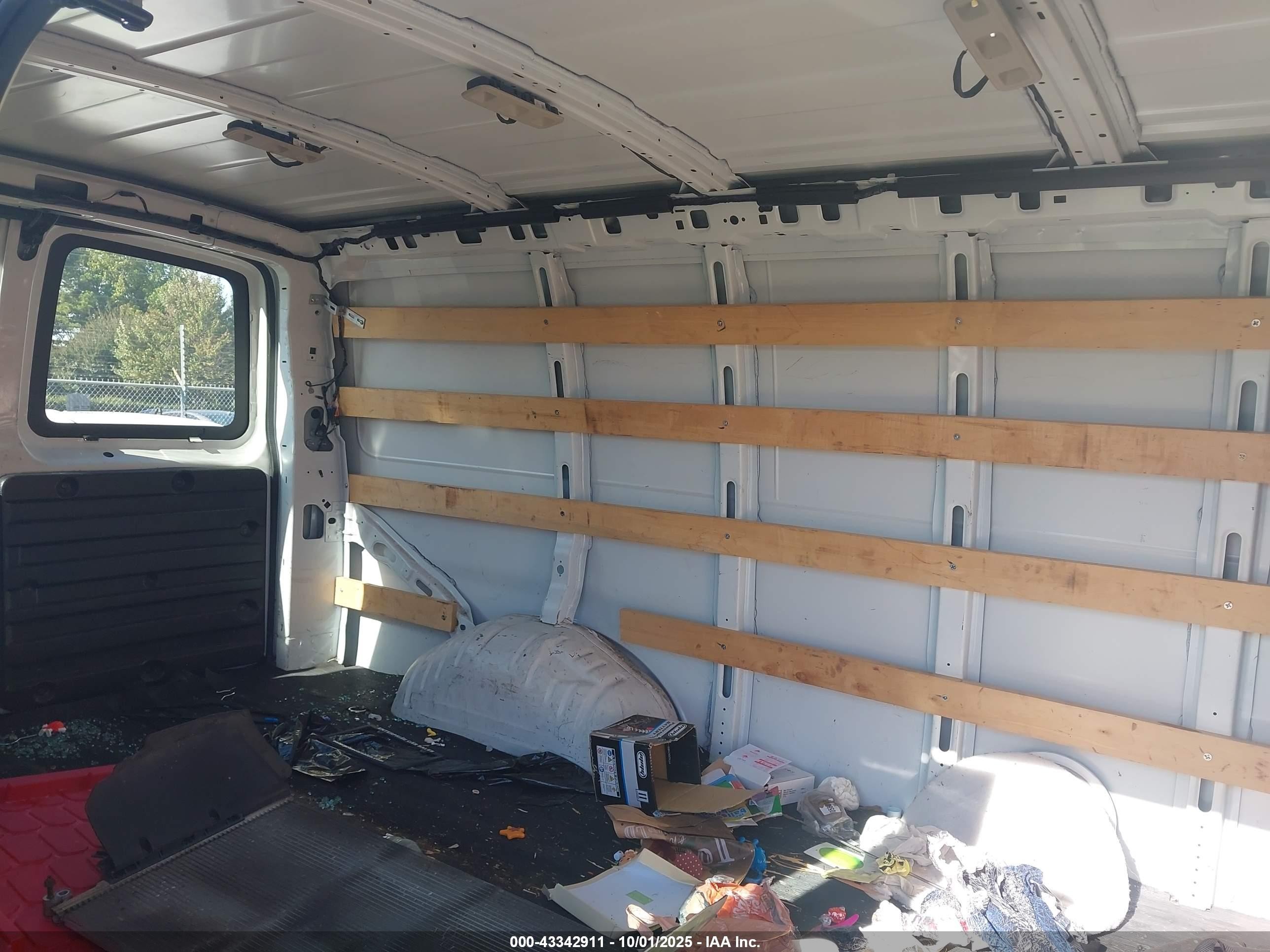 2018 Chevrolet Express 2500 Work Van Белый vin: 1GCWGAFG0J1904247