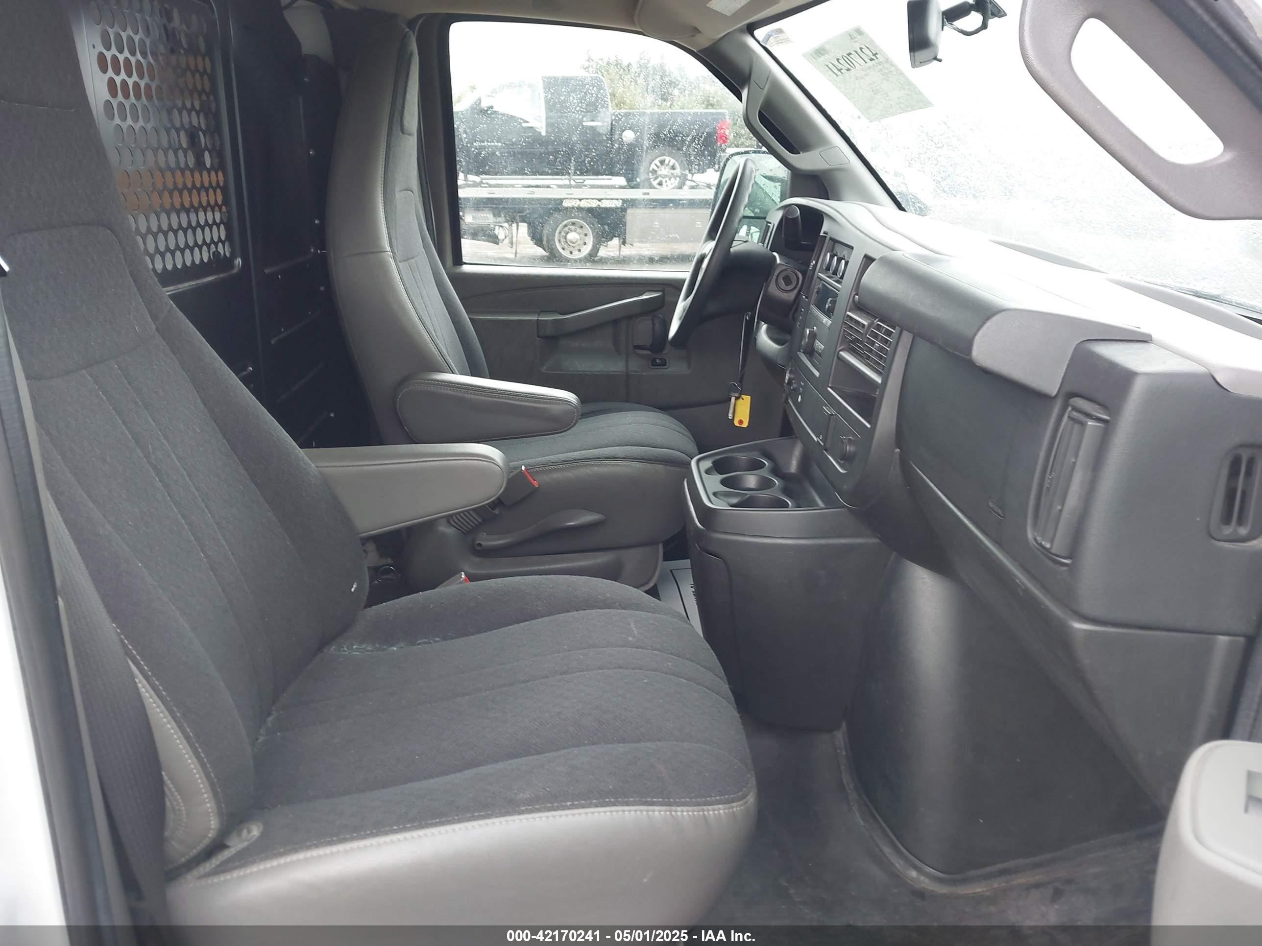 2018 Chevrolet Express 2500 Work Van White vin: 1GCWGAFG0J1908847