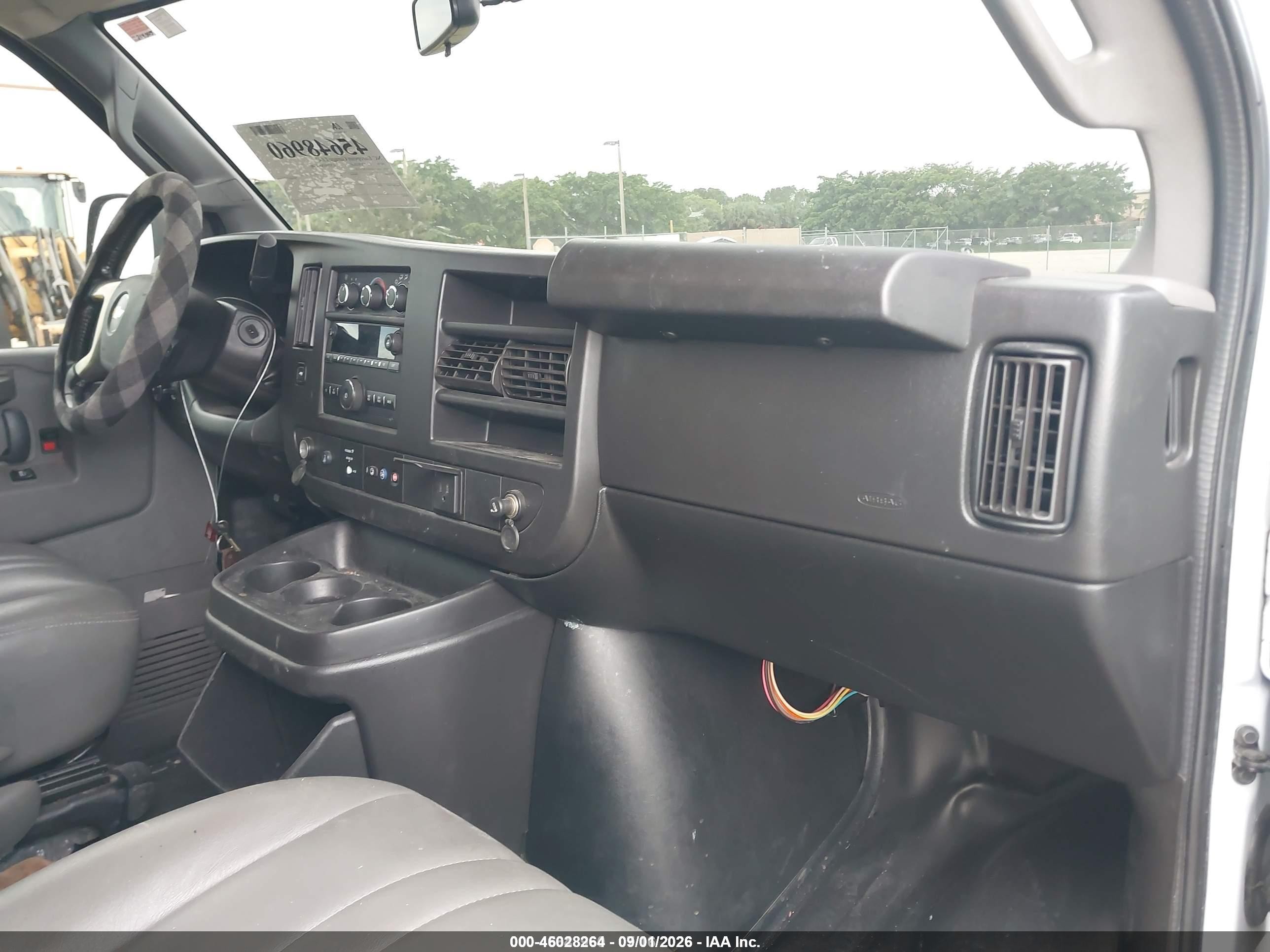 2019 Chevrolet Express 2500 Work Van Белый vin: 1GCWGAFG3K1372834