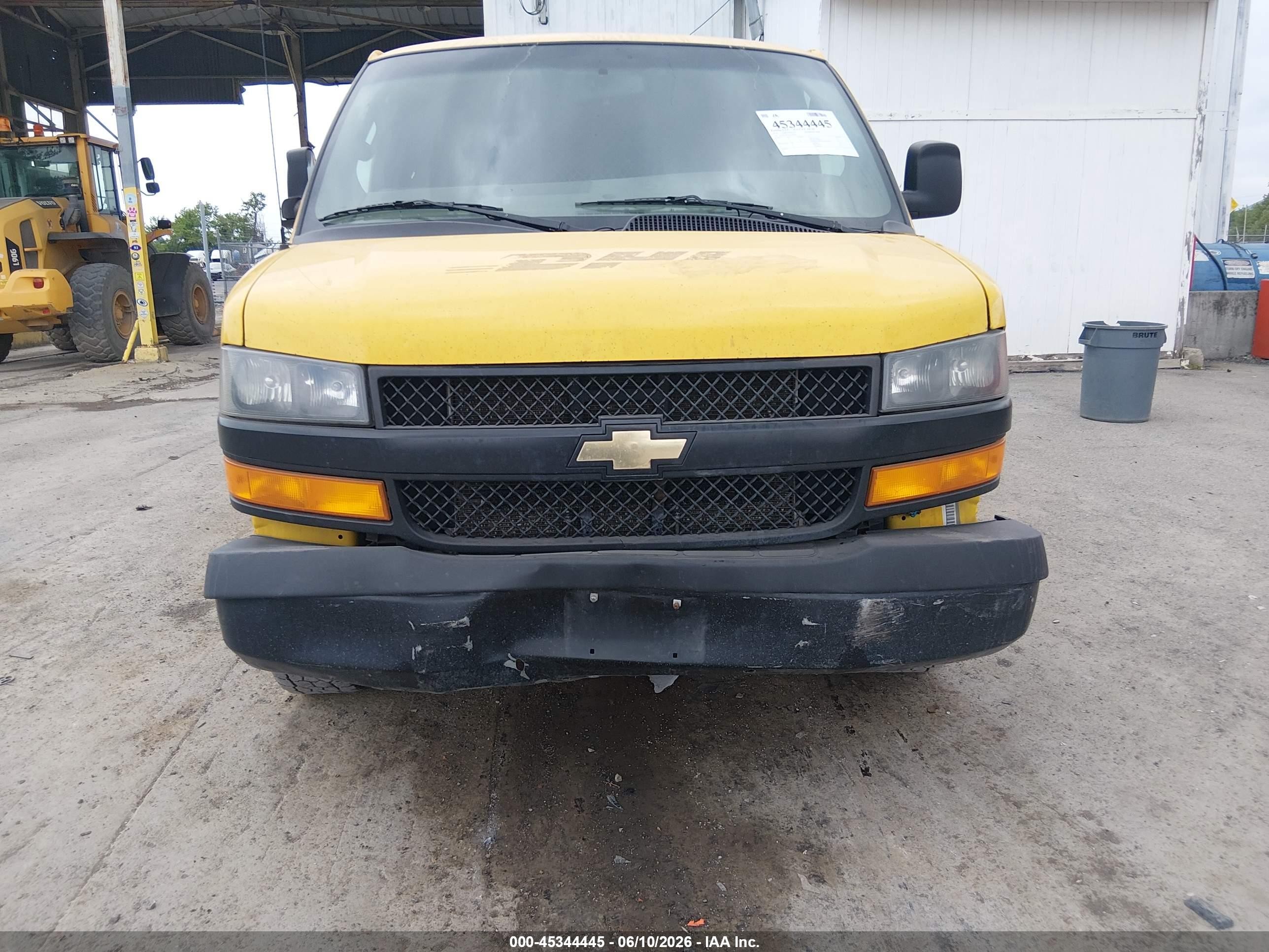 2018 Chevrolet Express 2500 Work Van Yellow vin: 1GCWGAFG4J1316402