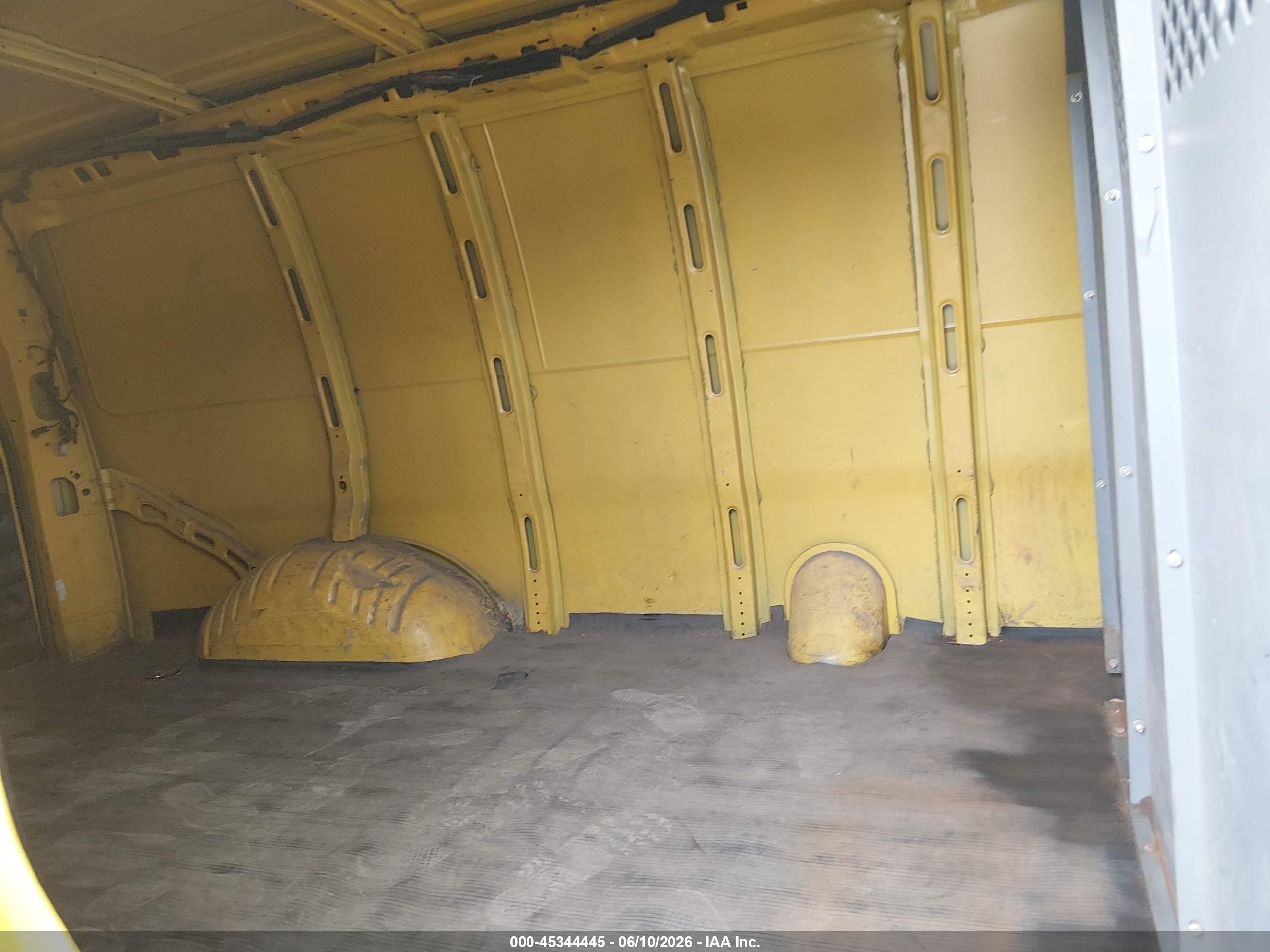 2018 Chevrolet Express 2500 Work Van Yellow vin: 1GCWGAFG4J1316402