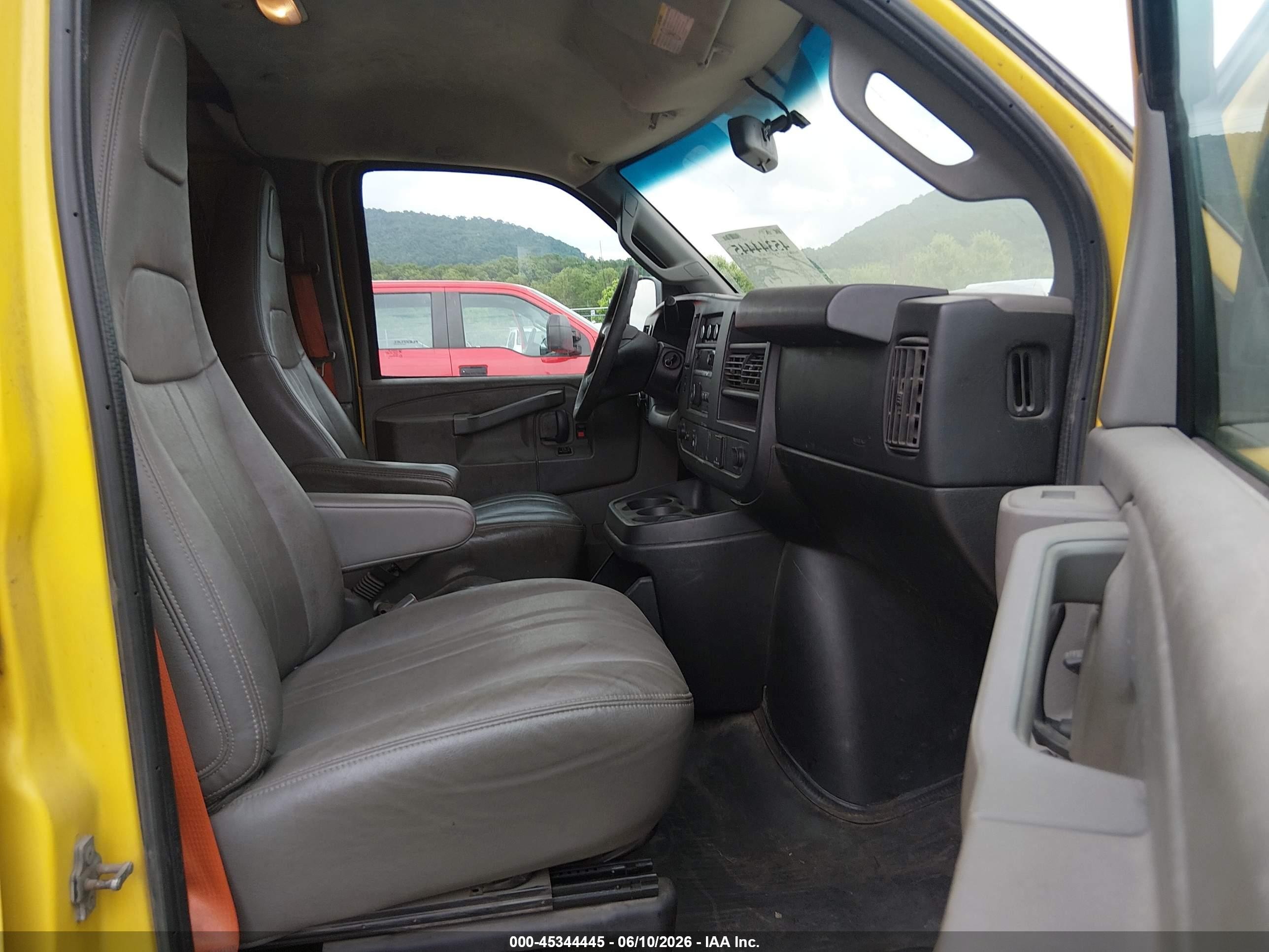 2018 Chevrolet Express 2500 Work Van Yellow vin: 1GCWGAFG4J1316402