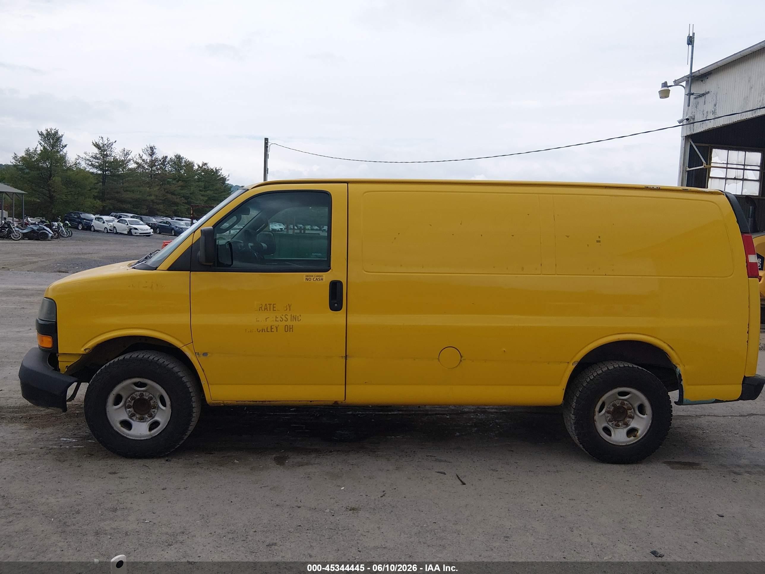 2018 Chevrolet Express 2500 Work Van Yellow vin: 1GCWGAFG4J1316402
