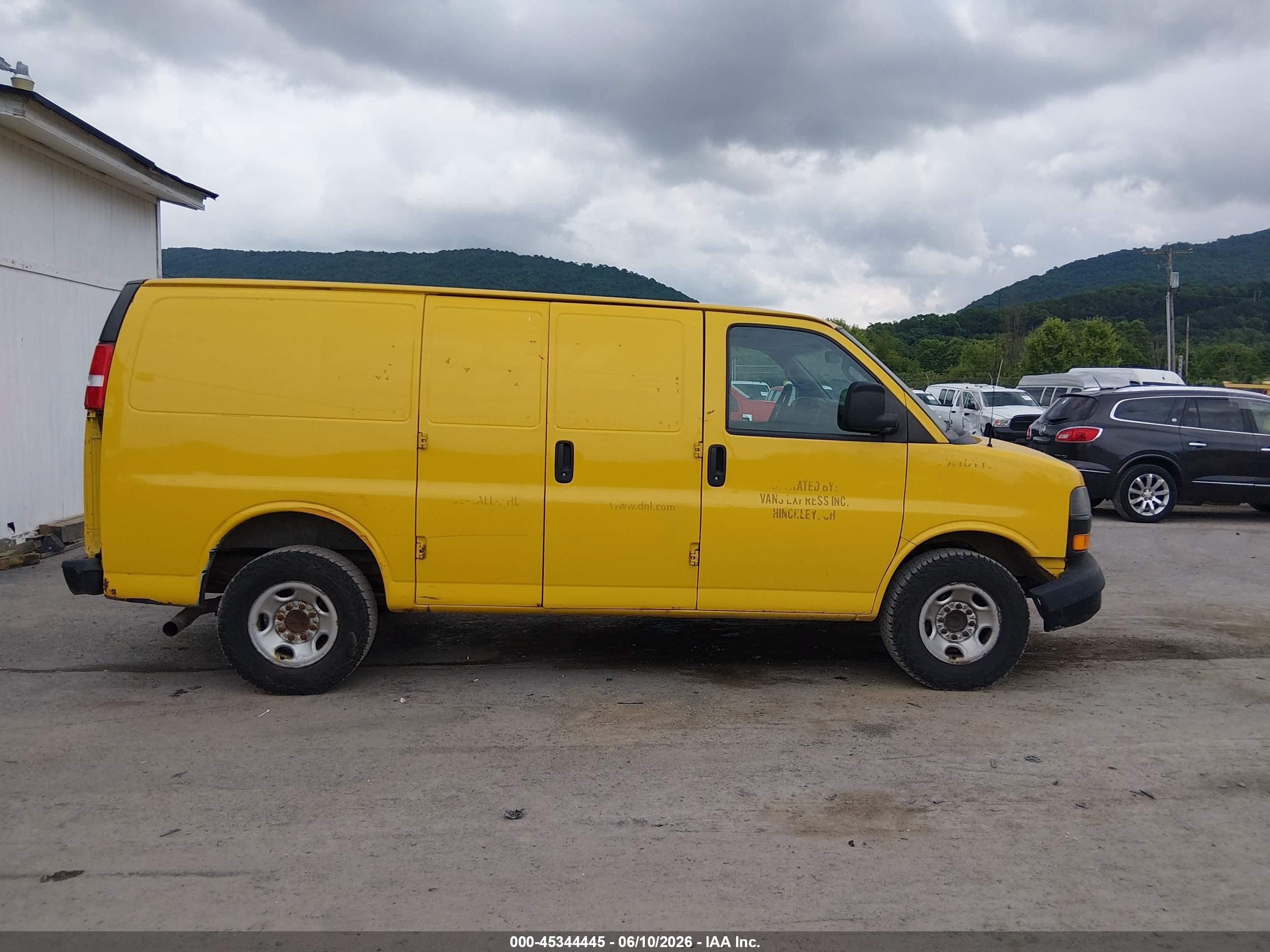 2018 Chevrolet Express 2500 Work Van Yellow vin: 1GCWGAFG4J1316402