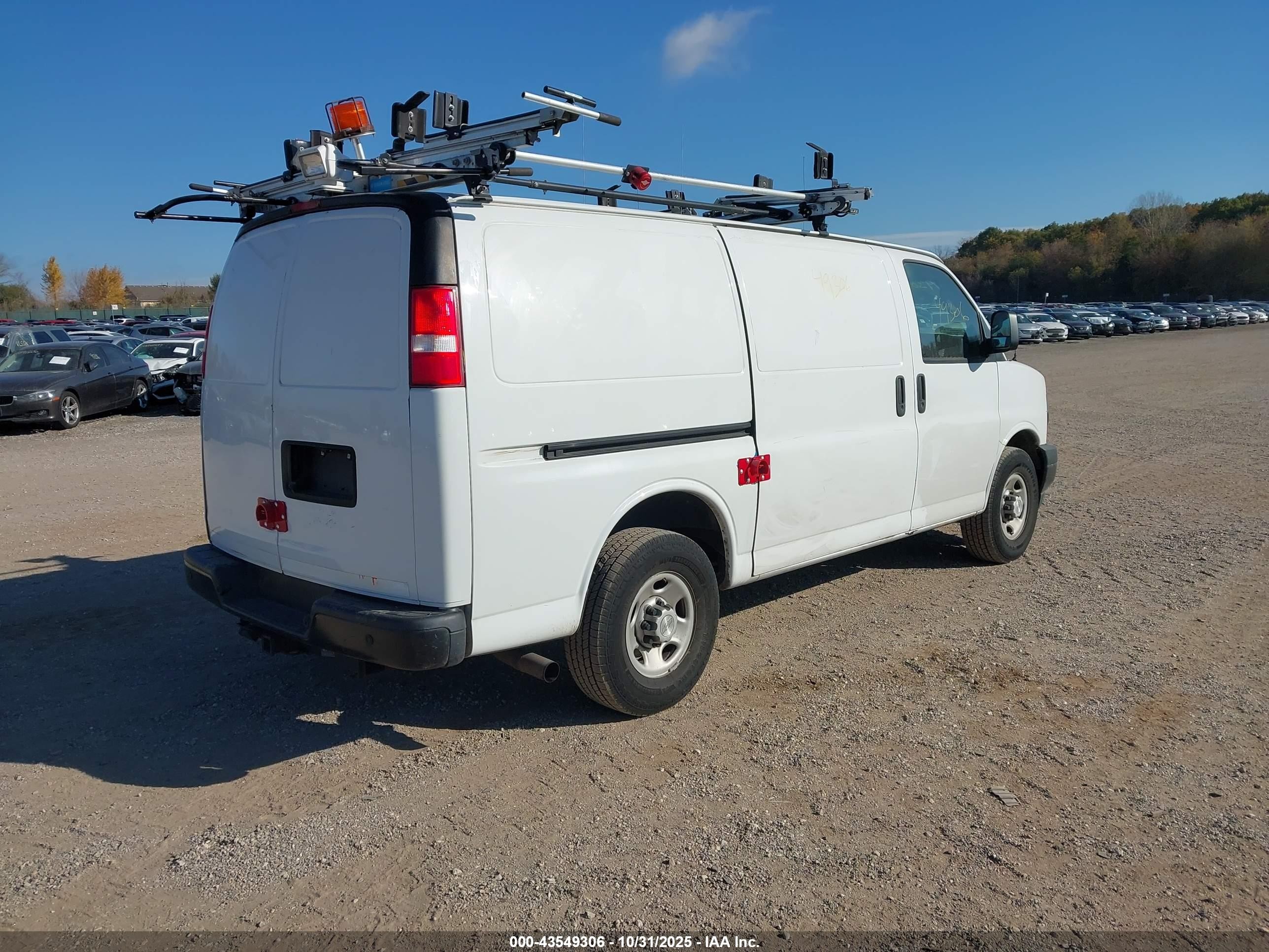 2018 Chevrolet Express 2500 Work Van White vin: 1GCWGAFP0J1335951