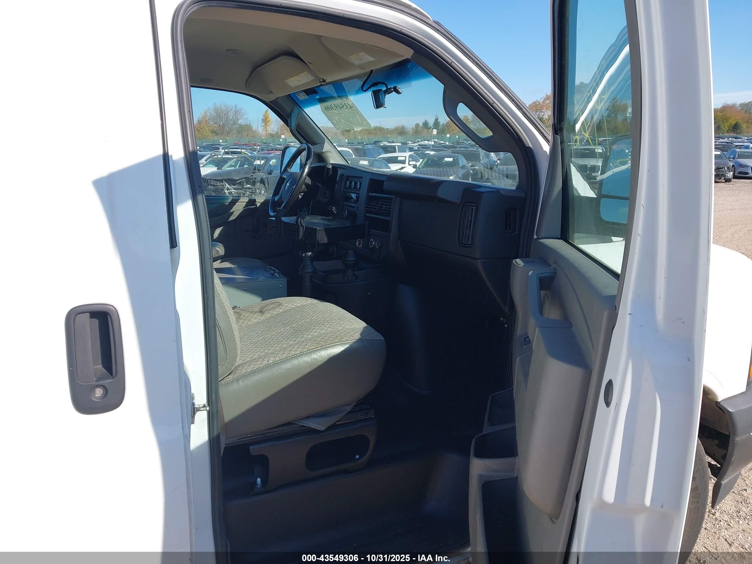 2018 Chevrolet Express 2500 Work Van White vin: 1GCWGAFP0J1335951