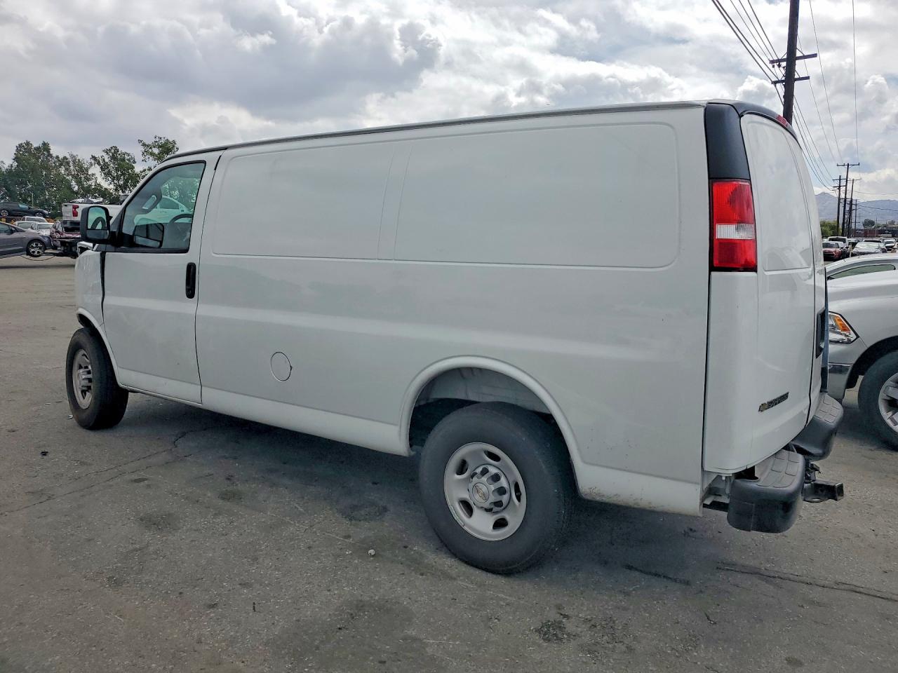2025 Chev Express Cutaw White vin: 1GCWGAFP4S1108859