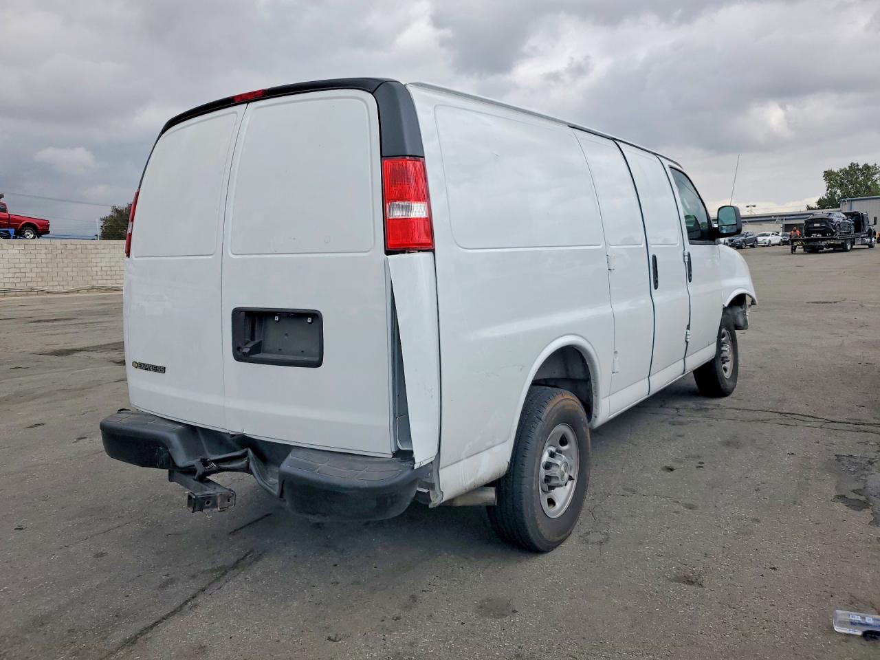 2025 Chev Express Cutaw White vin: 1GCWGAFP4S1108859