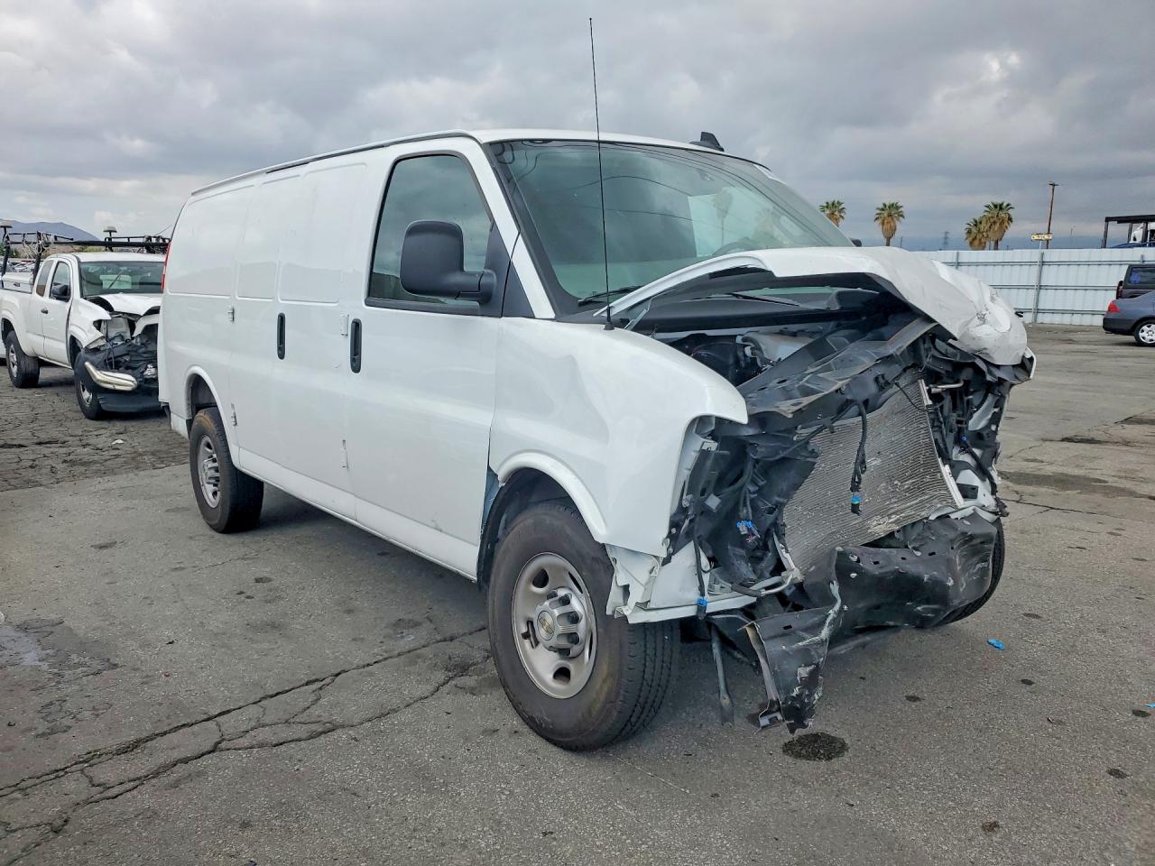 2025 Chev Express Cutaw White vin: 1GCWGAFP4S1108859