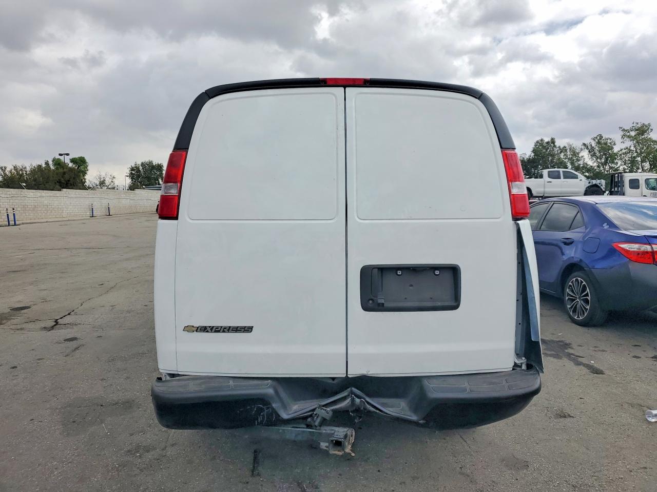 2025 Chev Express Cutaw White vin: 1GCWGAFP4S1108859