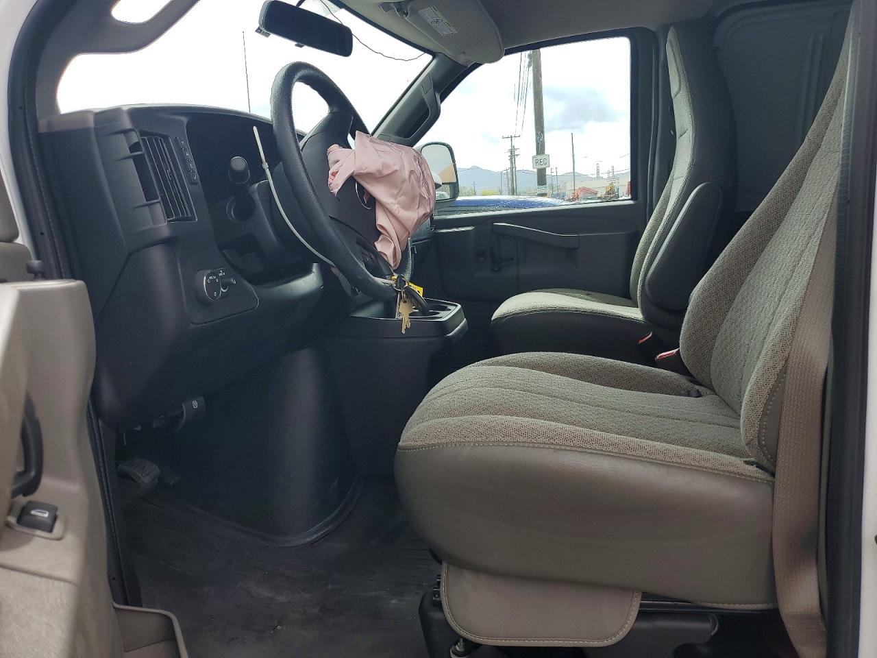2025 Chev Express Cutaw White vin: 1GCWGAFP4S1108859