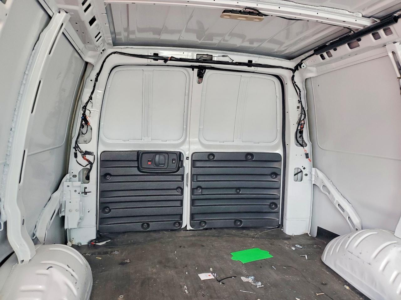 2025 Chev Express Cutaw White vin: 1GCWGAFP4S1108859