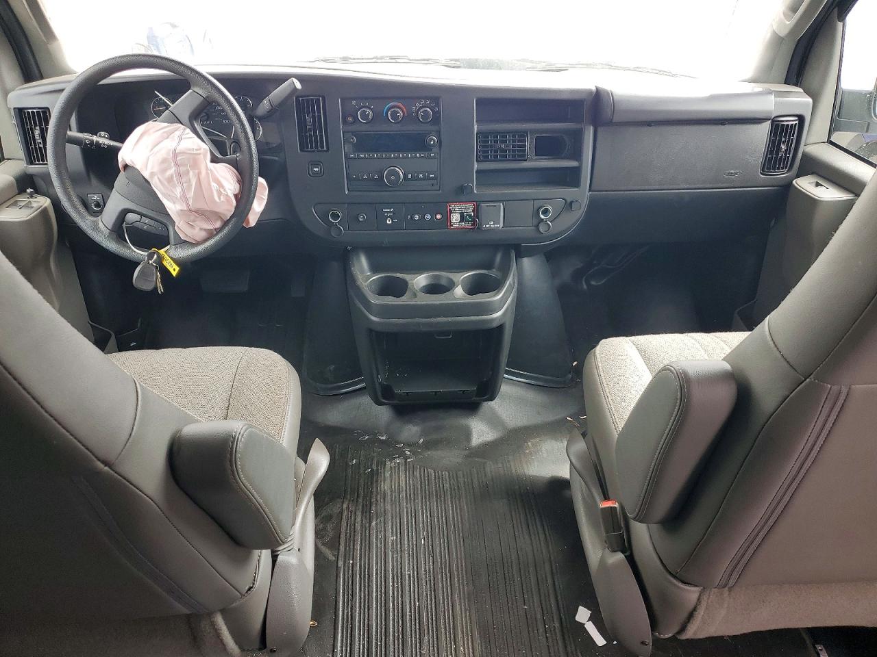 2025 Chev Express Cutaw White vin: 1GCWGAFP4S1108859