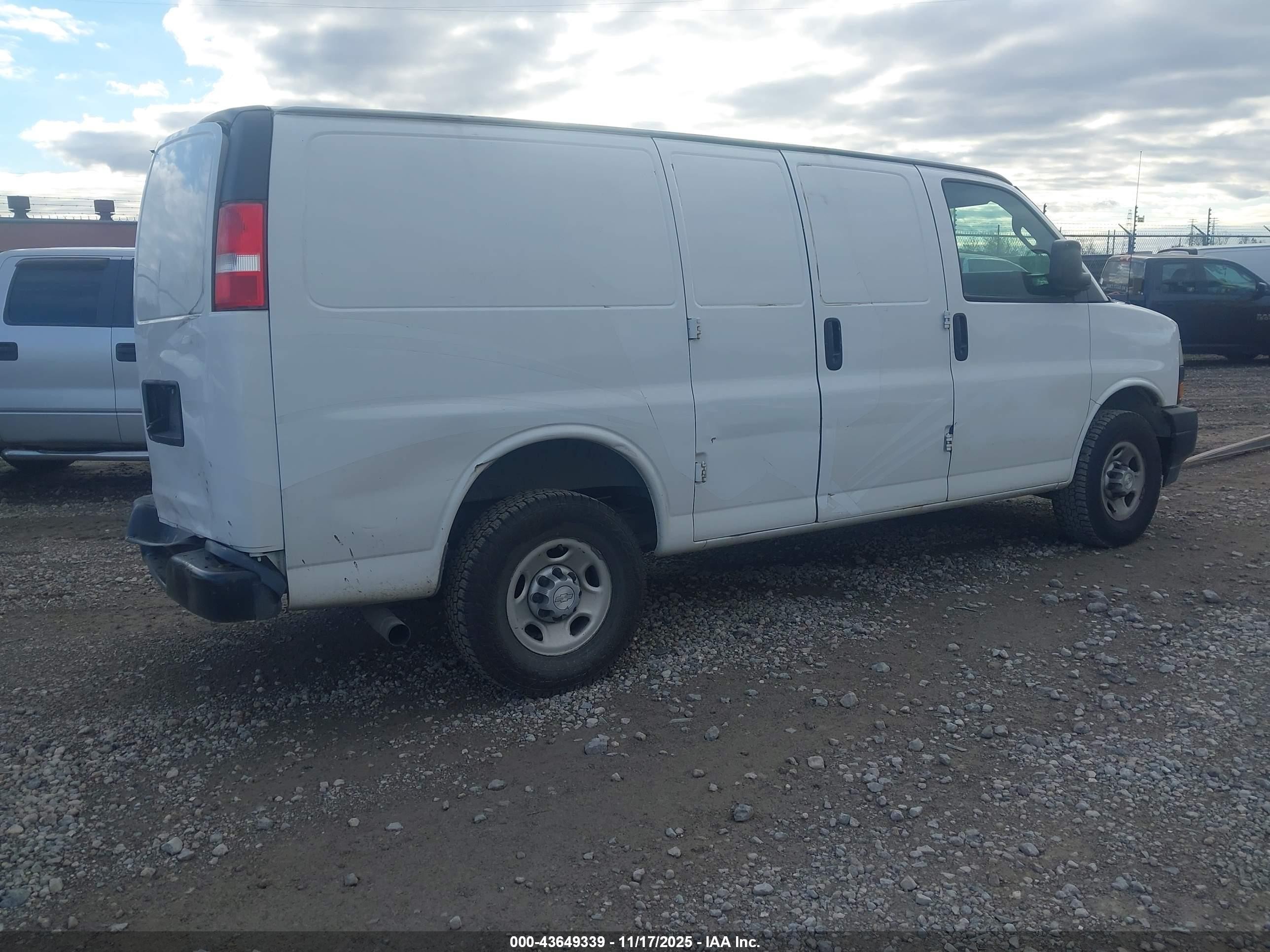 2018 Chevrolet Express 2500 Work Van White vin: 1GCWGAFP5J1198845