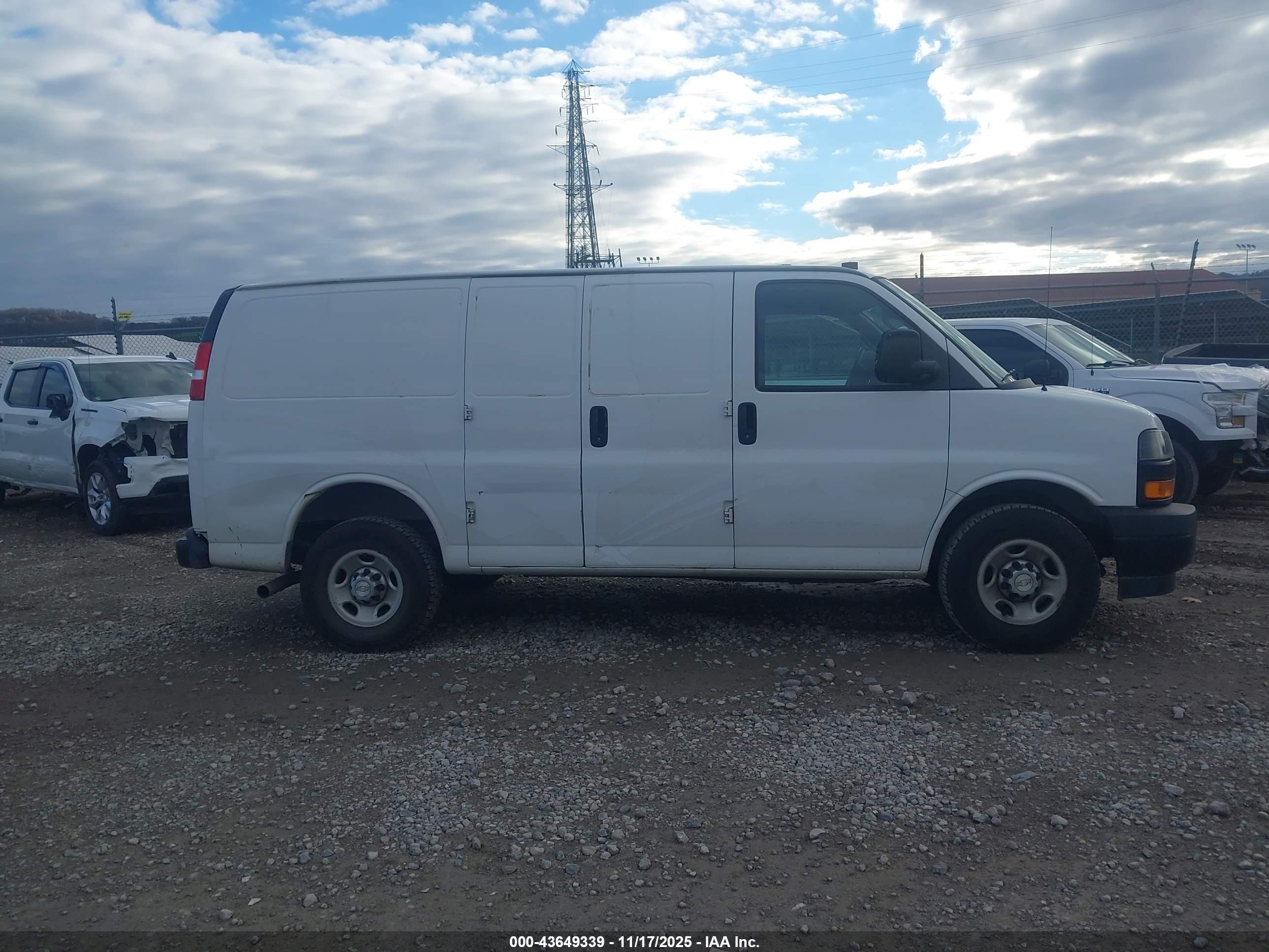 2018 Chevrolet Express 2500 Work Van White vin: 1GCWGAFP5J1198845