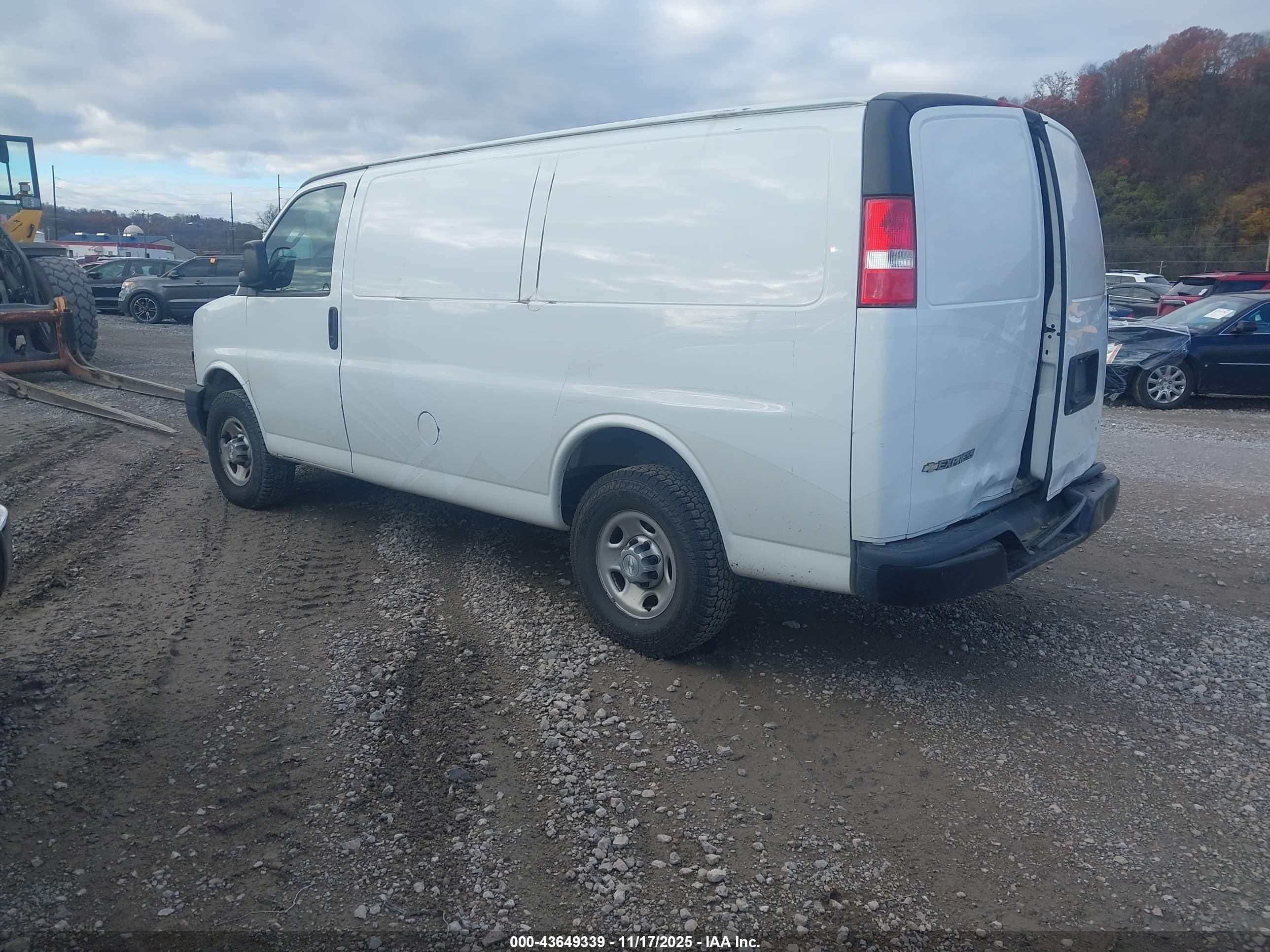 2018 Chevrolet Express 2500 Work Van White vin: 1GCWGAFP5J1198845