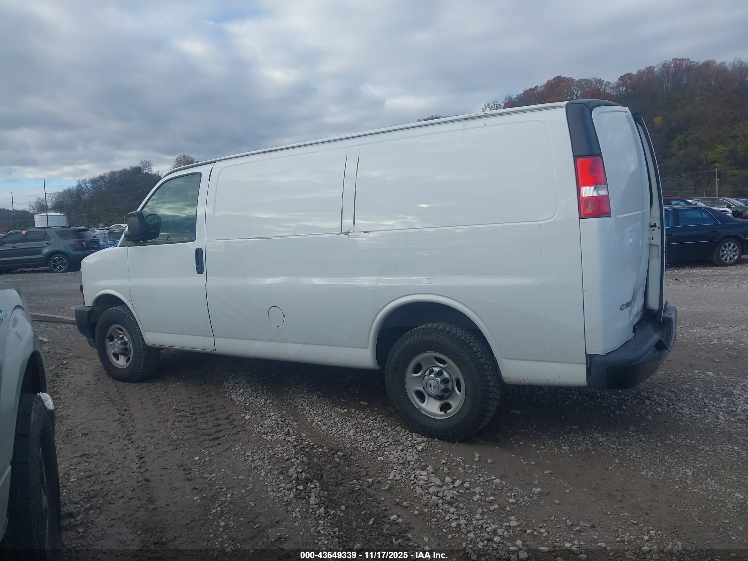 2018 Chevrolet Express 2500 Work Van White vin: 1GCWGAFP5J1198845