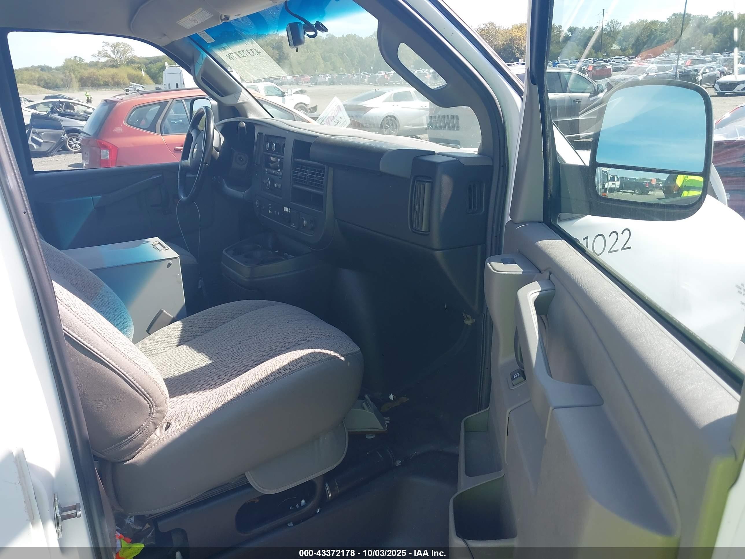 2018 Chevrolet Express 2500 Work Van White vin: 1GCWGAFP9J1333504