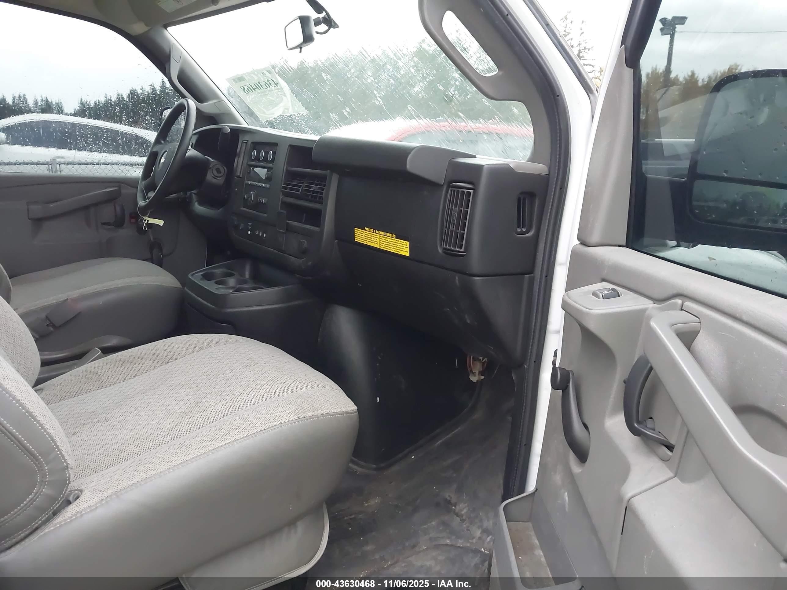 2018 Chevrolet Express 2500 Work Van White vin: 1GCWGAFPXJ1166182