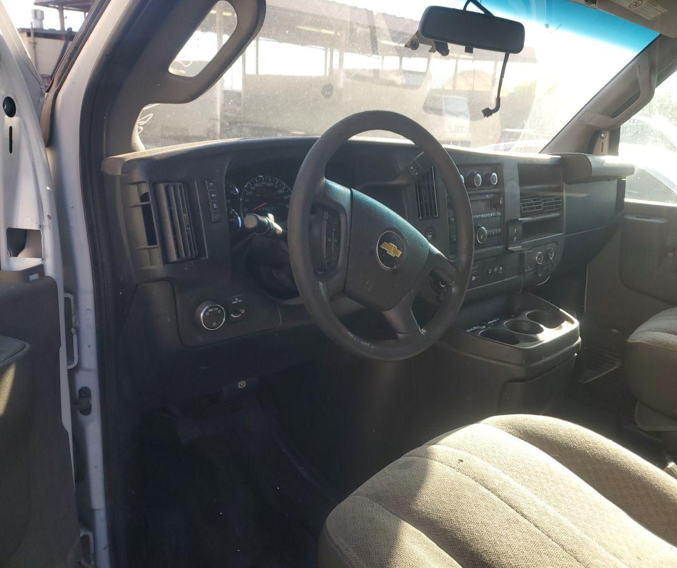 2018 Chevrolet Express 2500 Work Van White vin: 1GCWGAFPXJ1199215