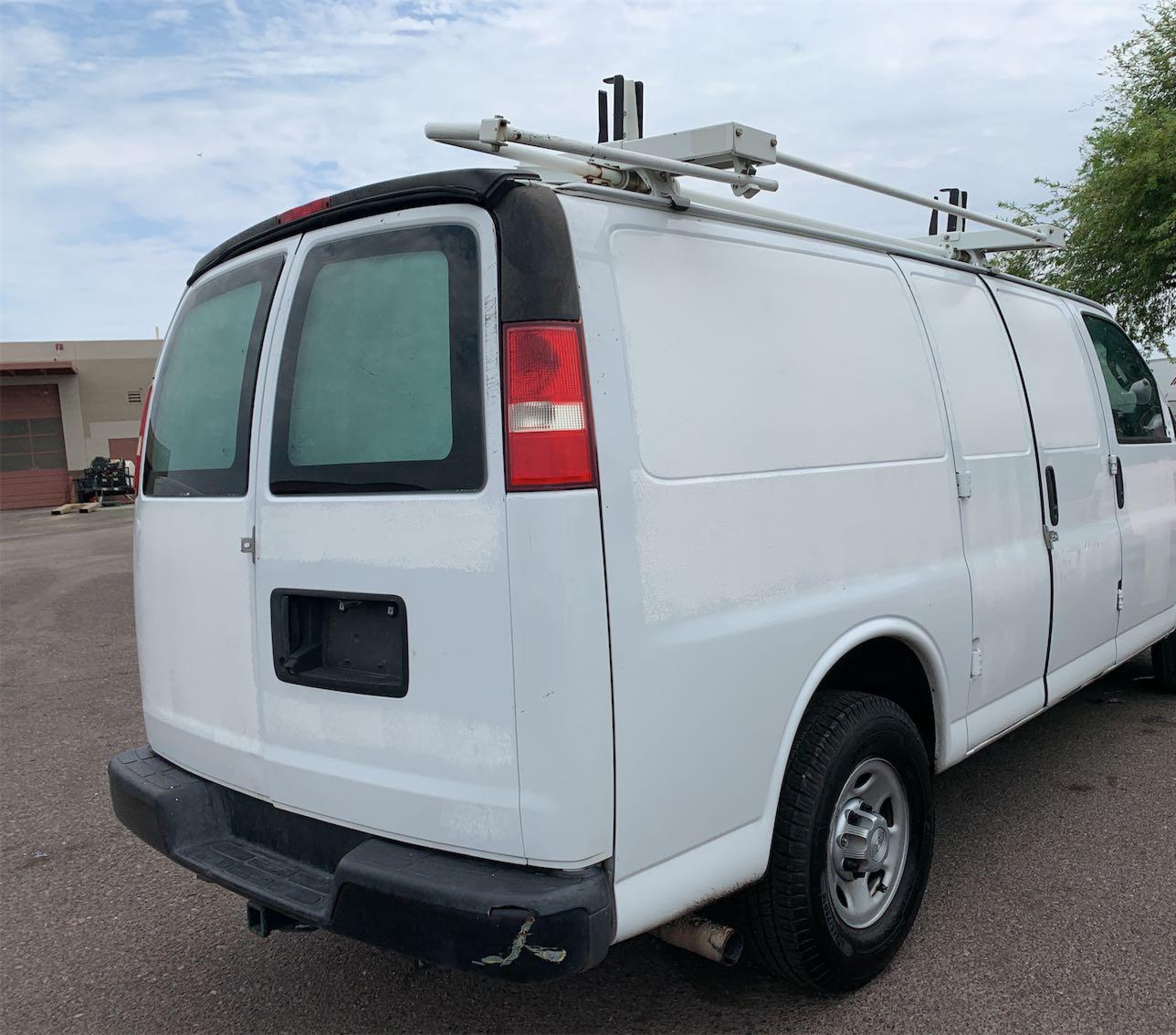 2018 Chevrolet Express 2500 Work Van White vin: 1GCWGAFPXJ1199215