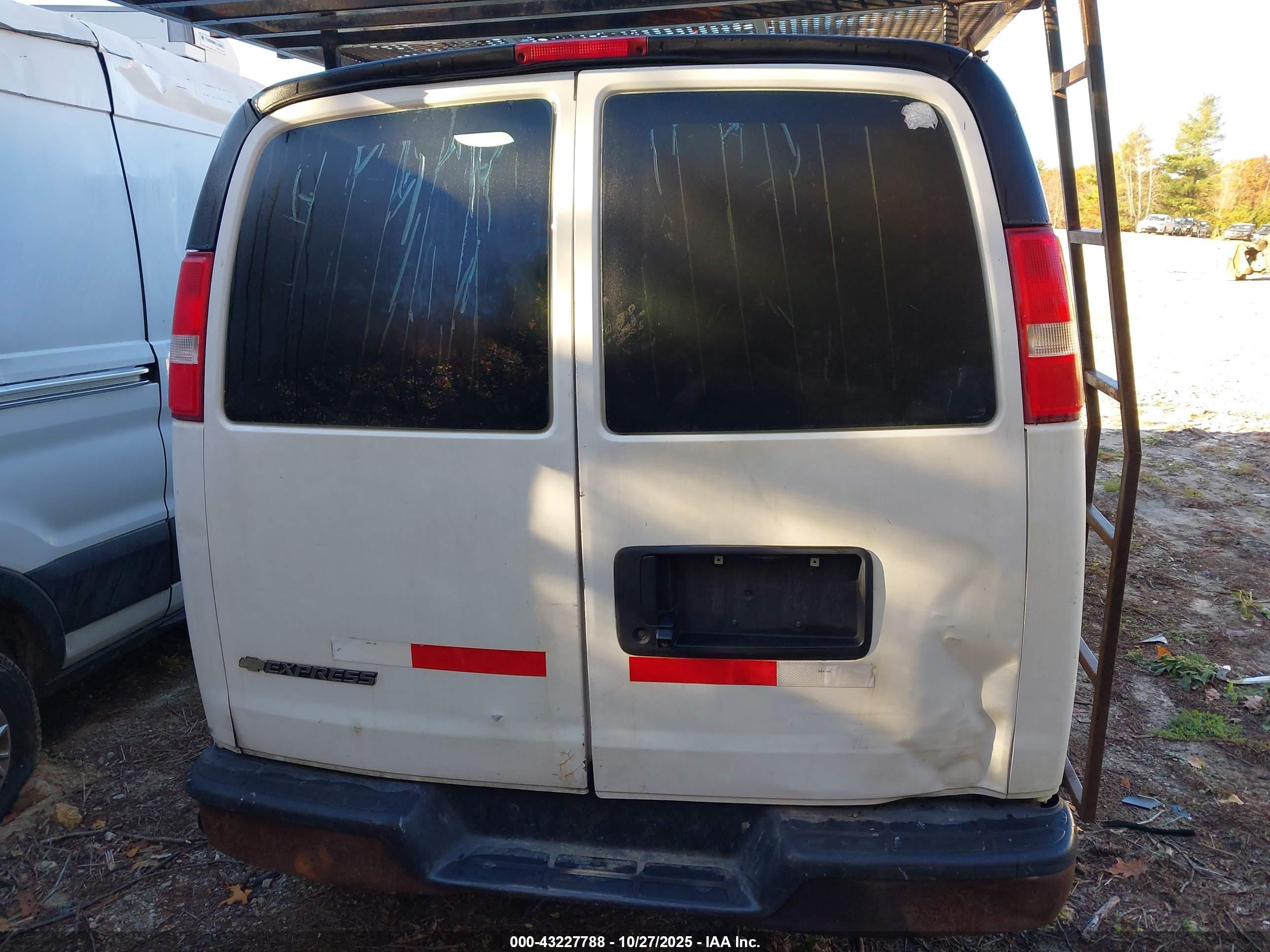 2018 Chevrolet Express 2500 Work Van Белый vin: 1GCWGBFP1J1315181