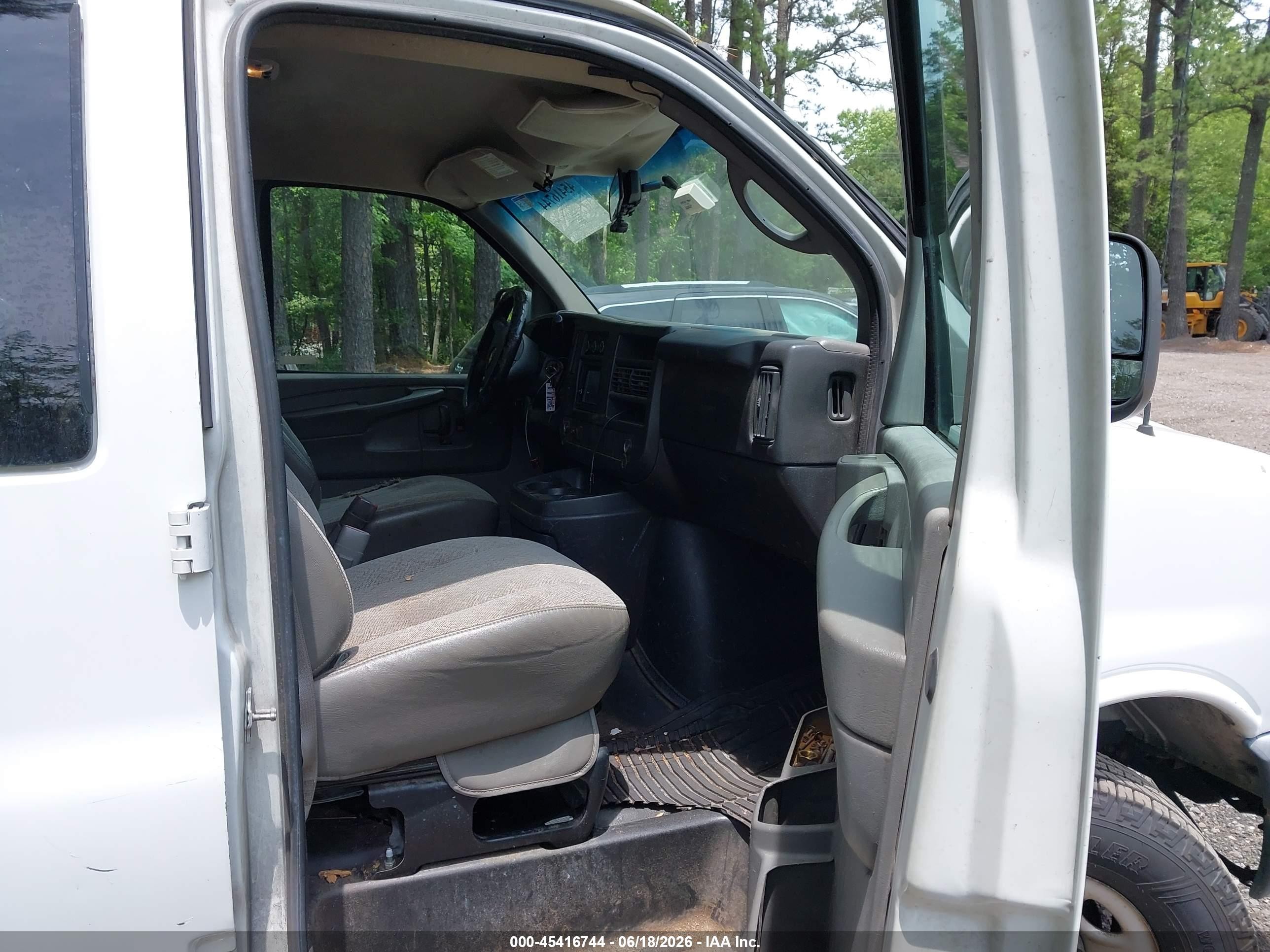 2011 Chevrolet Express 2500 Work Van White vin: 1GCWGFBA0B1103933