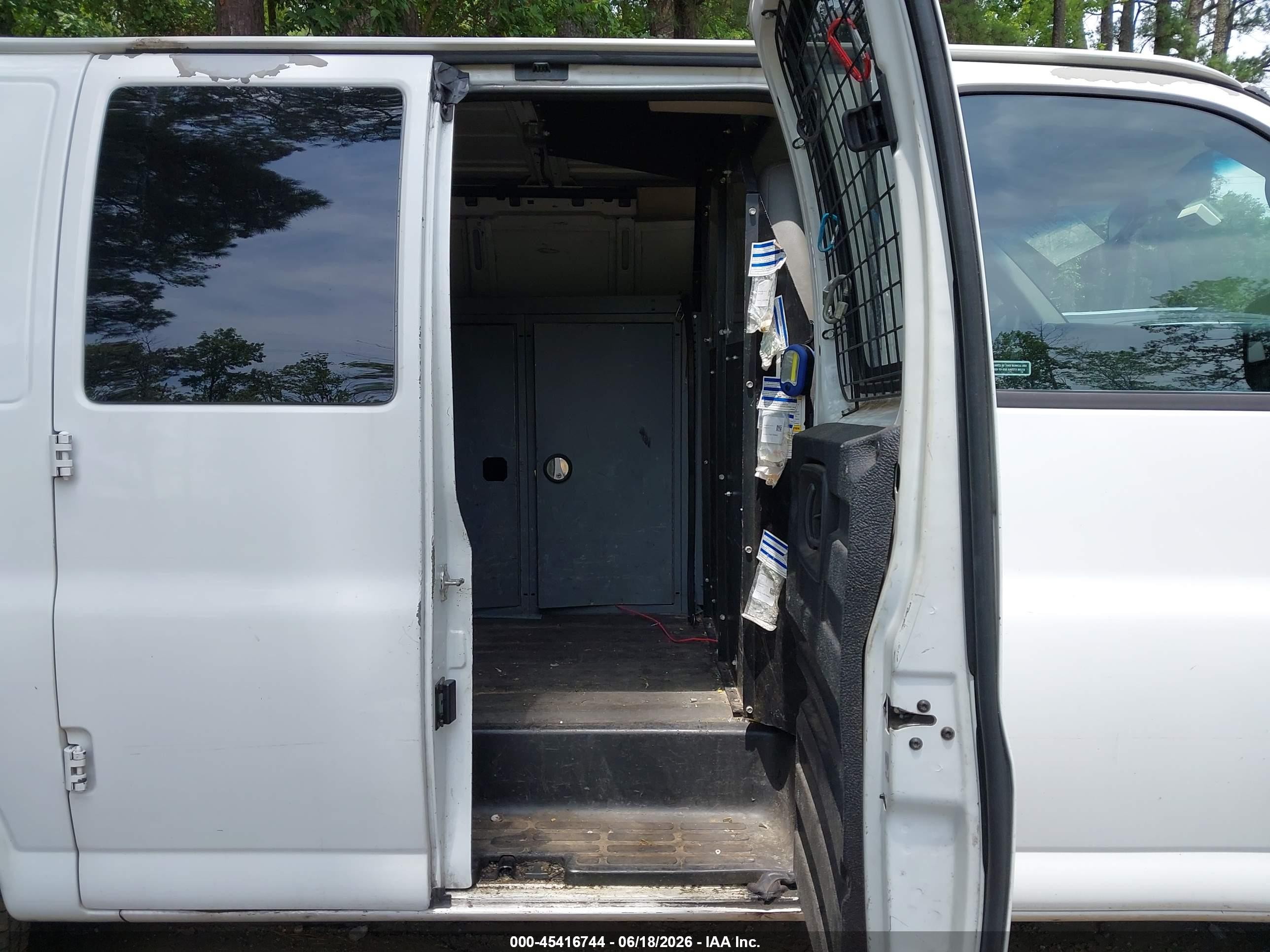 2011 Chevrolet Express 2500 Work Van White vin: 1GCWGFBA0B1103933