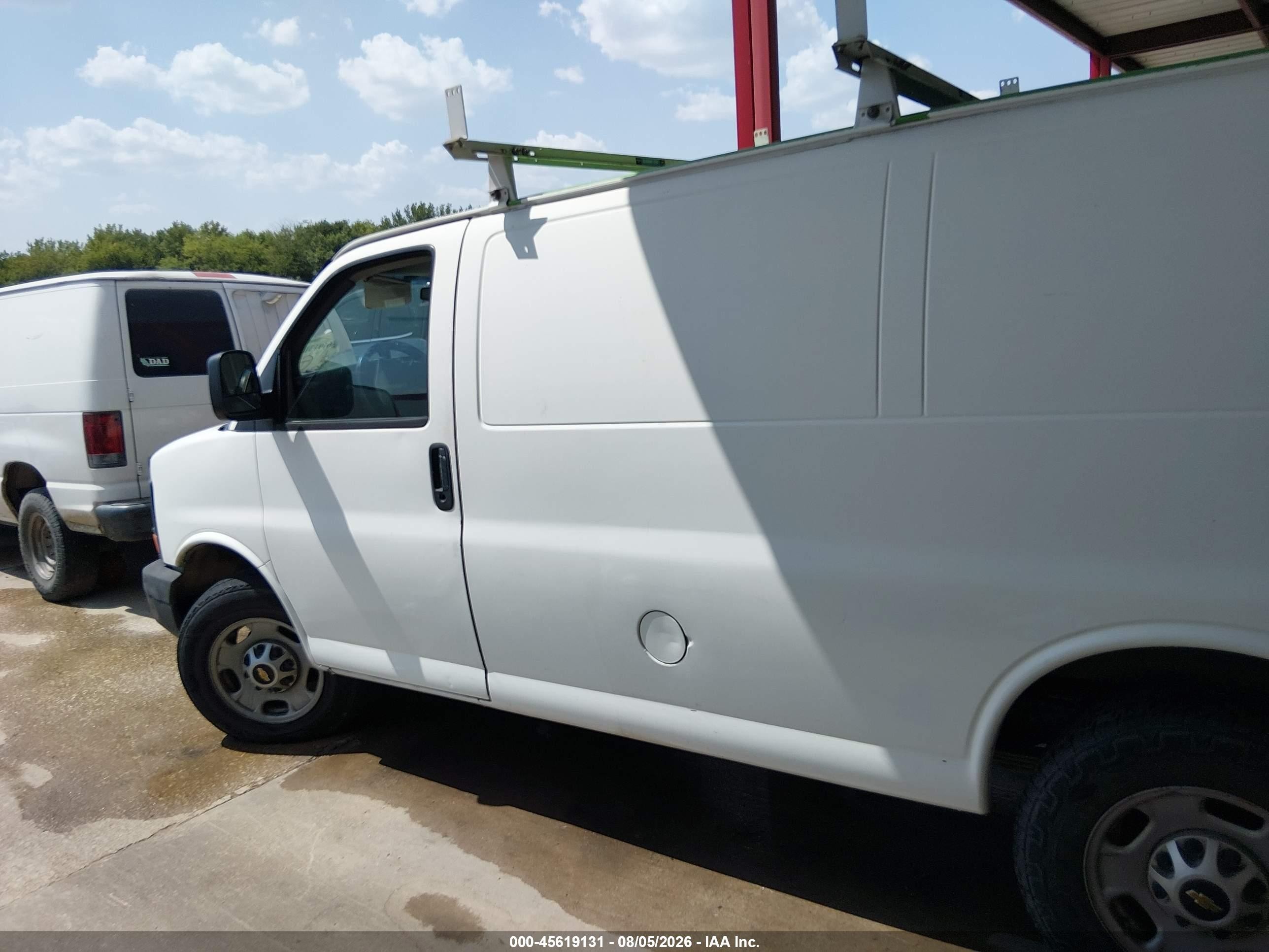 2011 Chevrolet Express 2500 Work Van Белый vin: 1GCWGFBA0B1105875