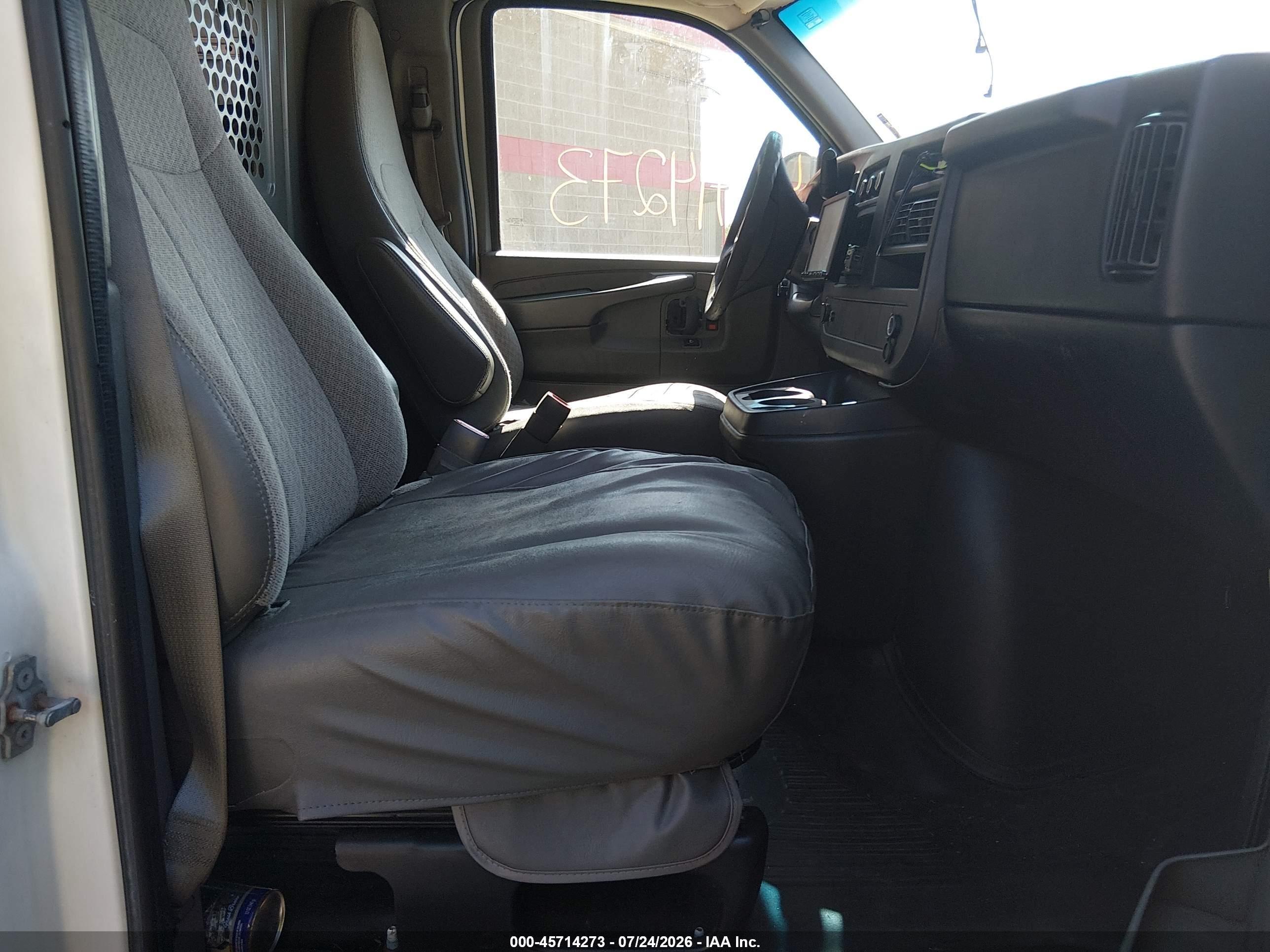 2011 Chevrolet Express 2500 Work Van White vin: 1GCWGFBA8B1146884