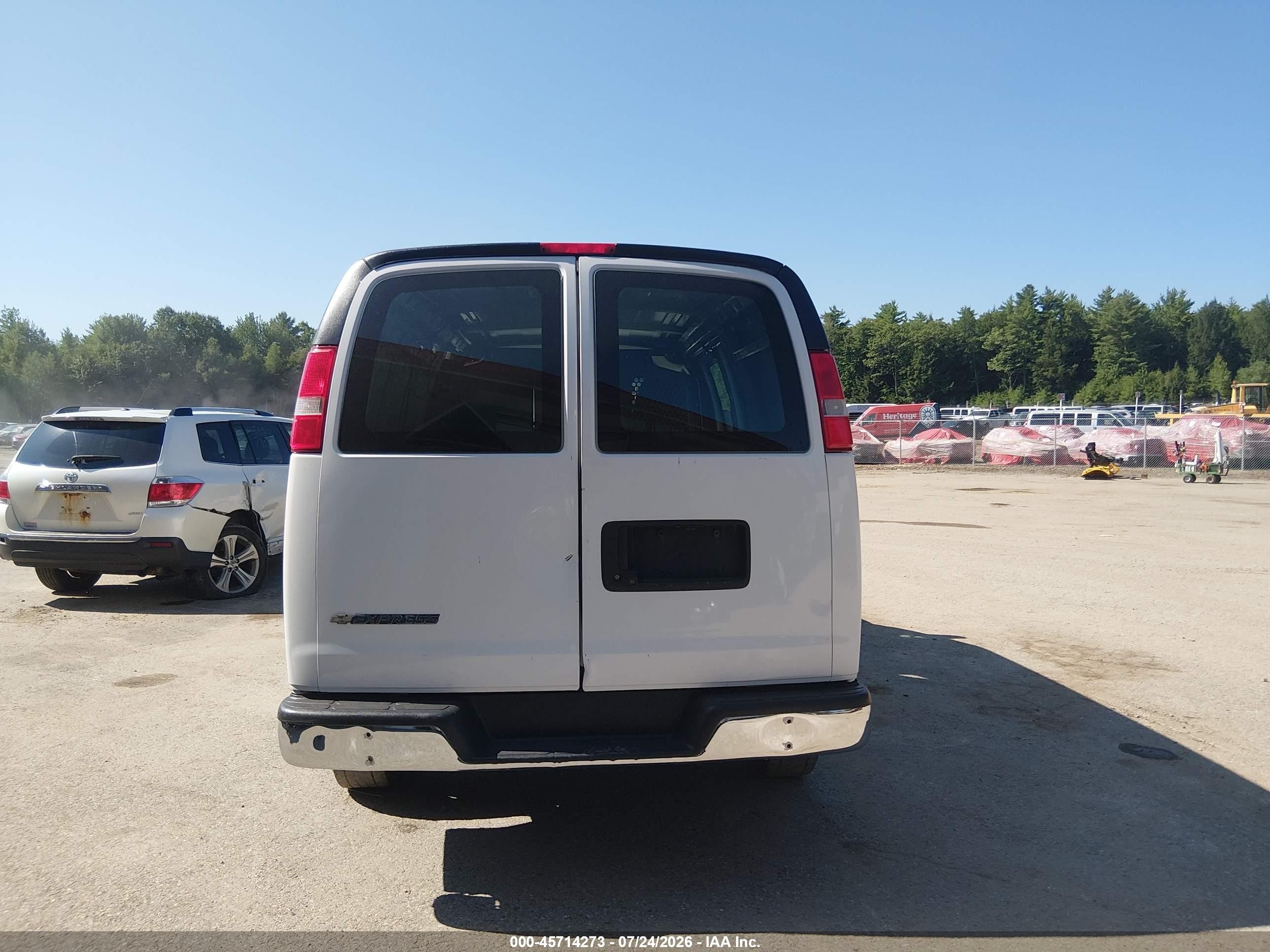 2011 Chevrolet Express 2500 Work Van White vin: 1GCWGFBA8B1146884