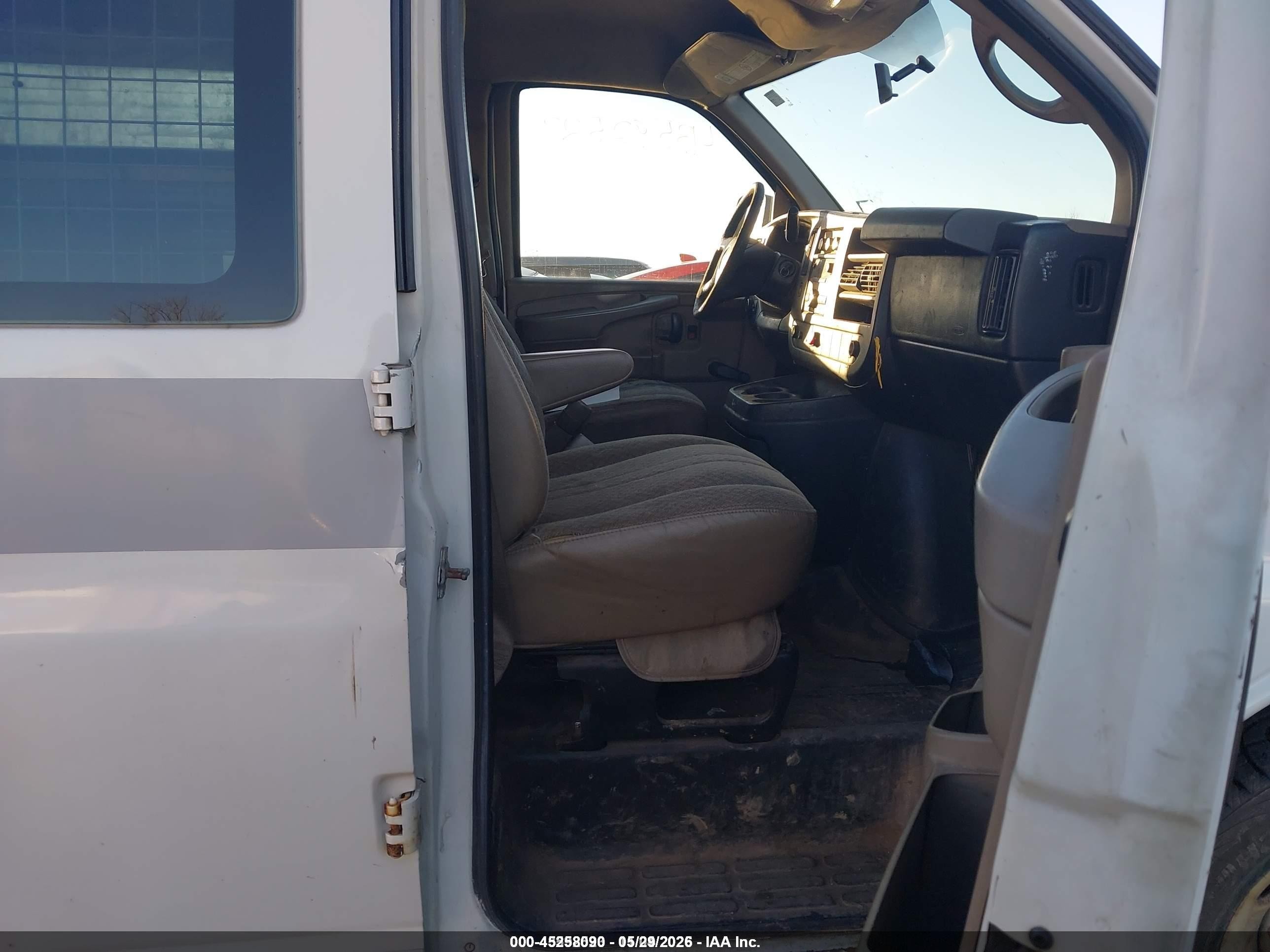 2011 Chevrolet Express 2500 Work Van White vin: 1GCWGFCAXB1184518
