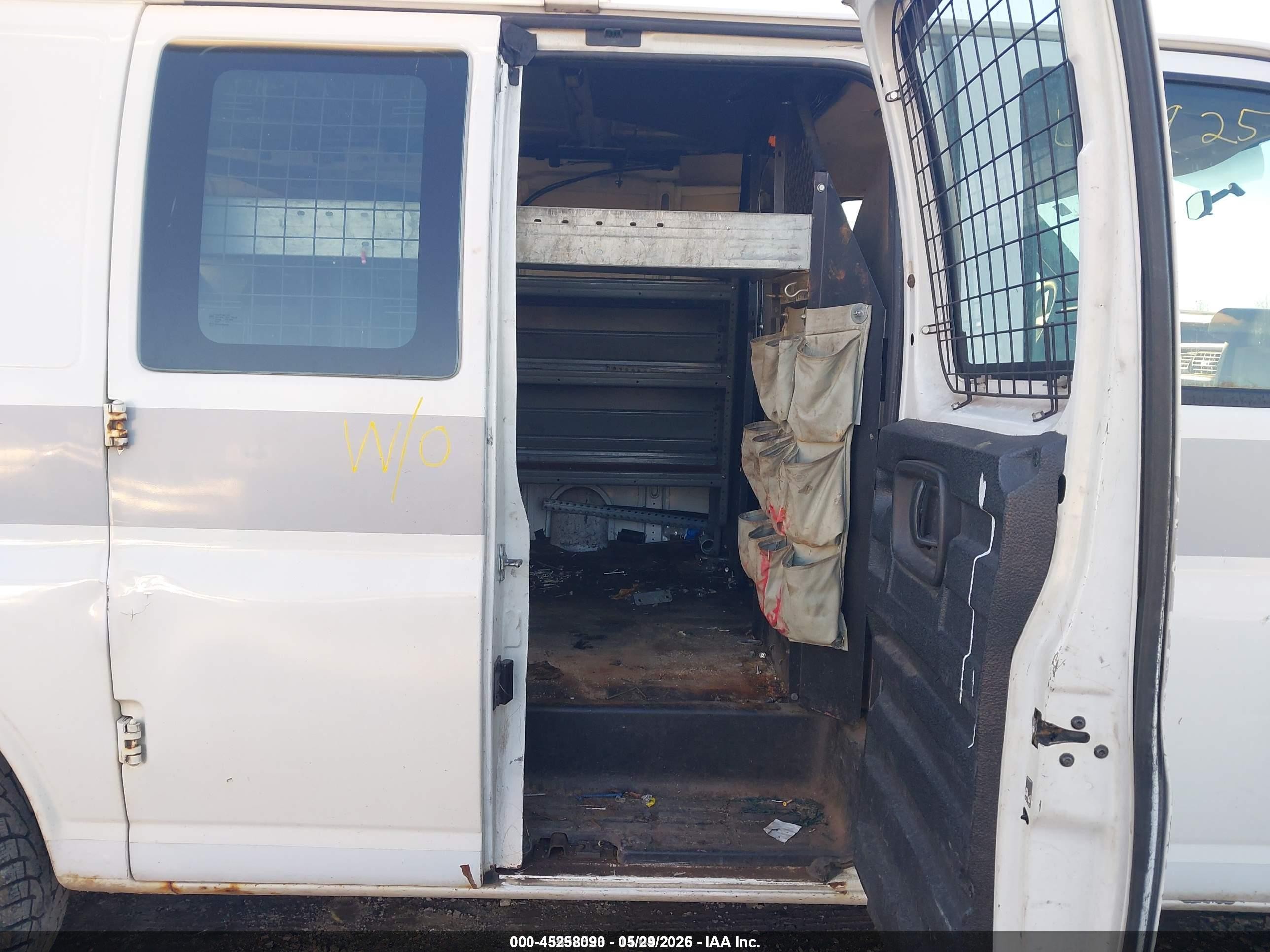 2011 Chevrolet Express 2500 Work Van White vin: 1GCWGFCAXB1184518