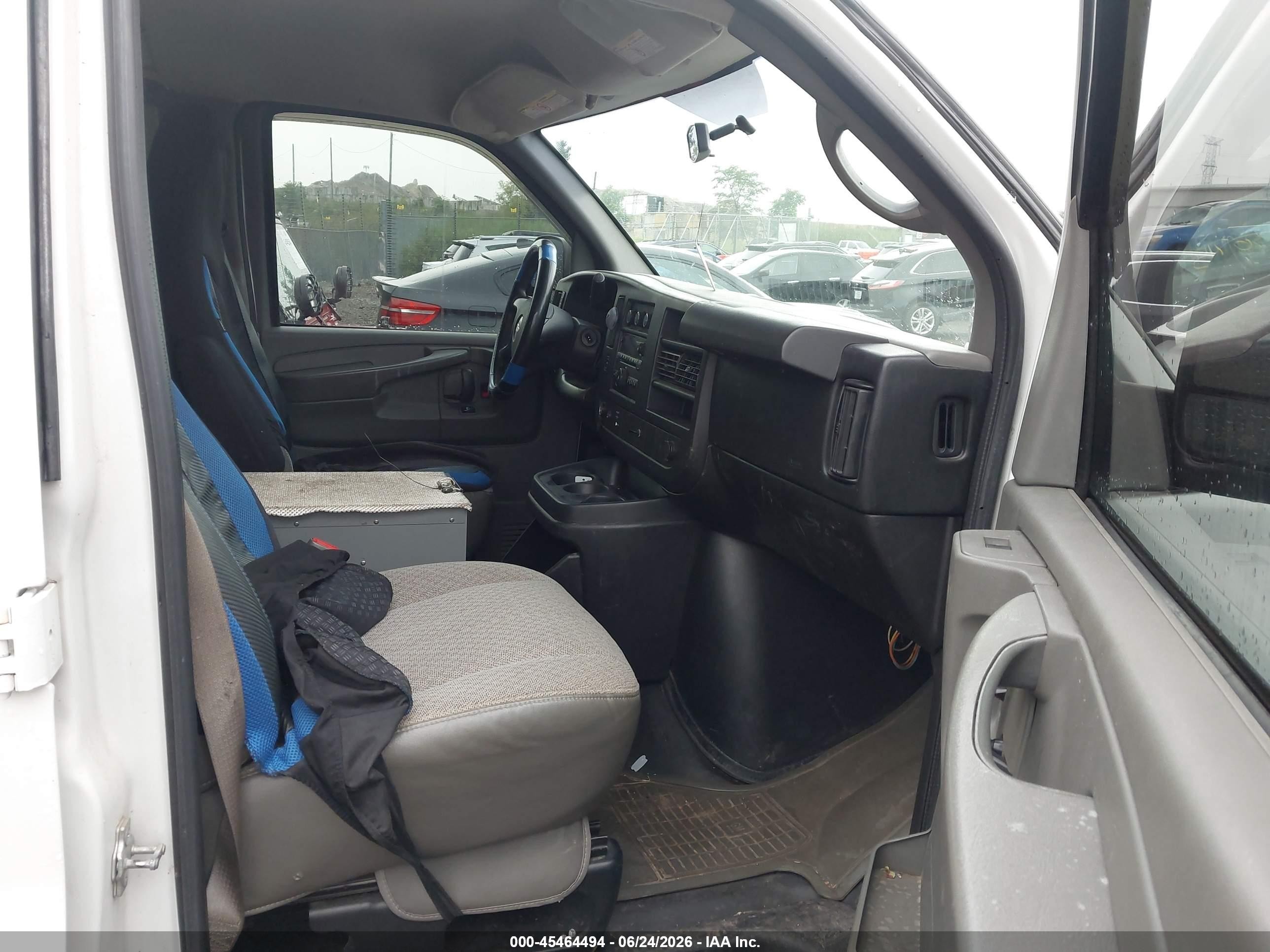 2011 Chevrolet Express 2500 Work Van White vin: 1GCWGFFA6B1133853