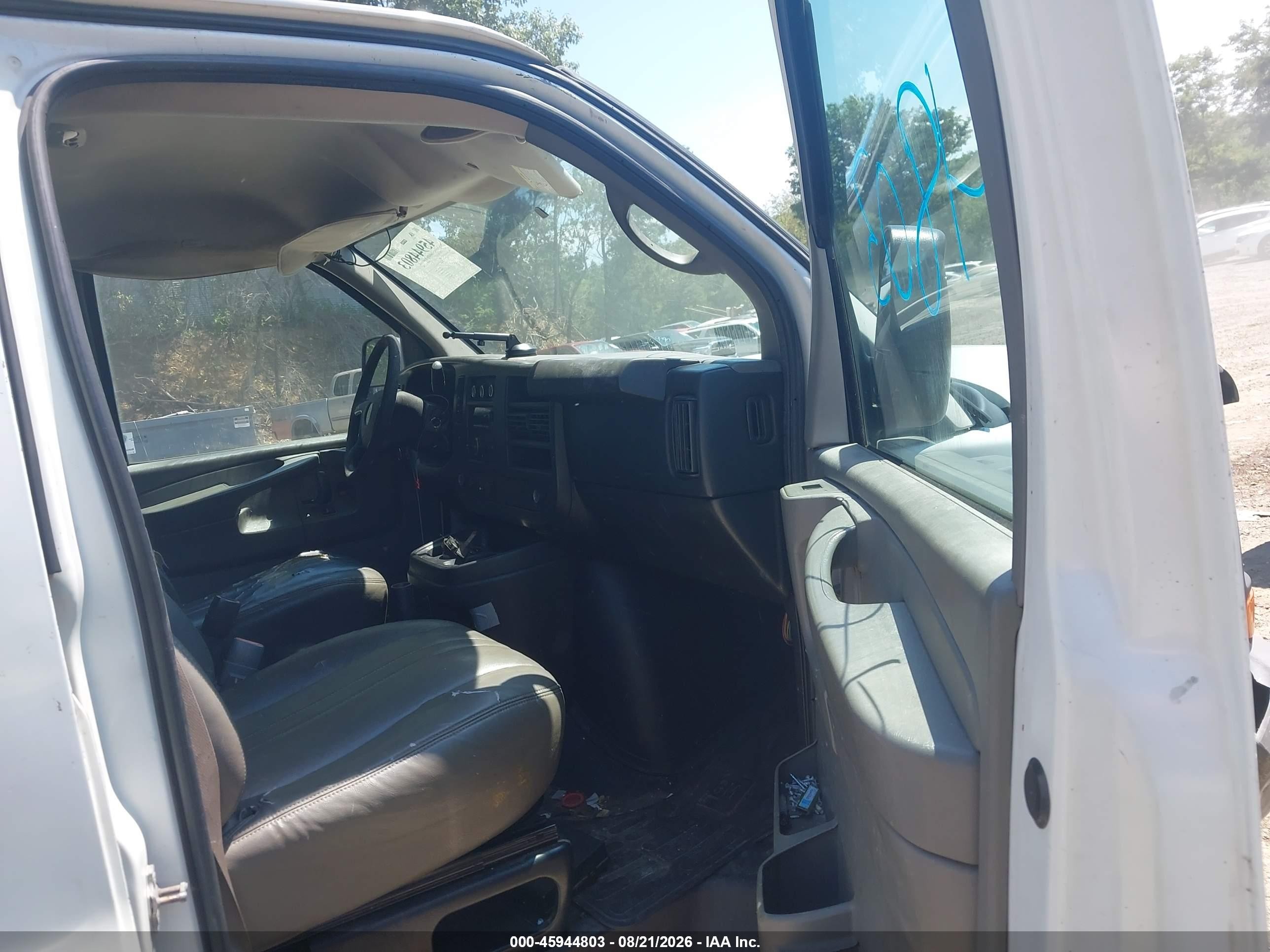 2011 Chevrolet Express 2500 Work Van White vin: 1GCWGFFA7B1131058