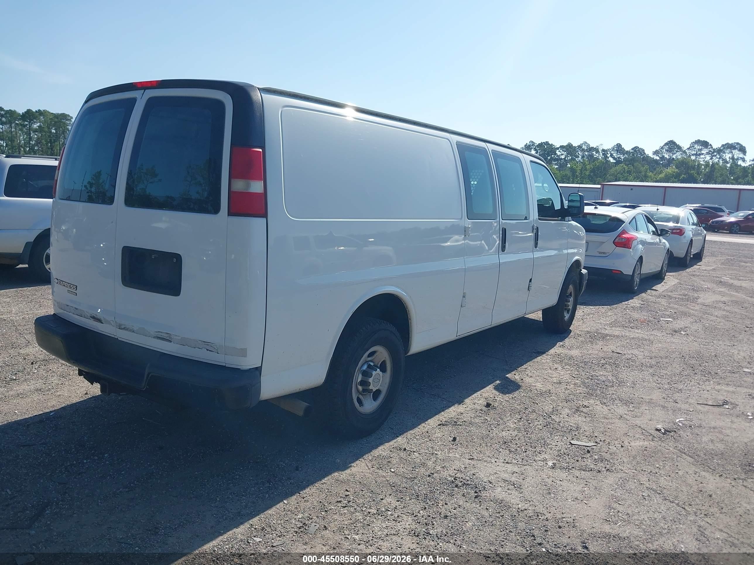 2015 Chevrolet Express 2500 Work Van Белый vin: 1GCWGGCFXF1100835